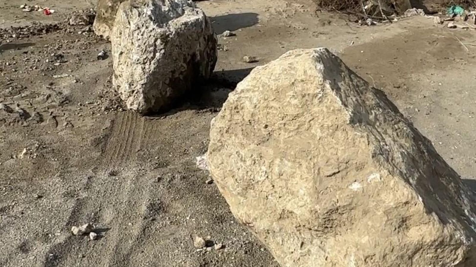 Piedras para impedir el acceso a vehículos Piedras para impedir el acceso a vehículos