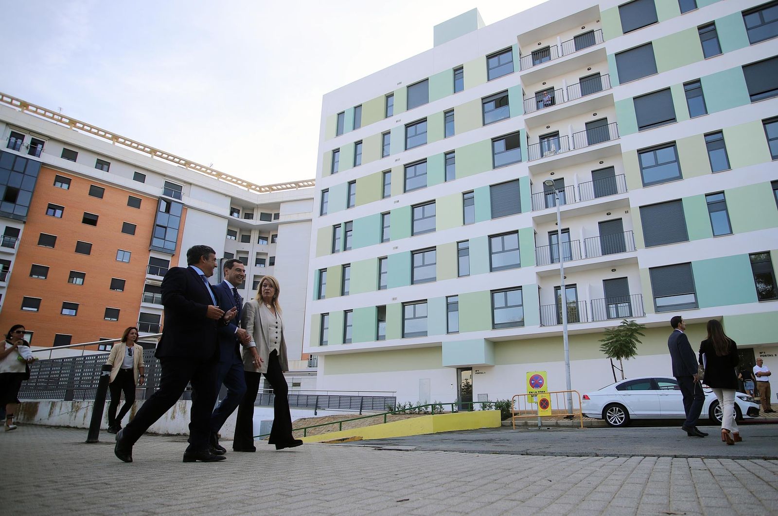 Imágenes de la visita de Juanma Moreno a la promoción de viviendas "Pescadería" en Huelva