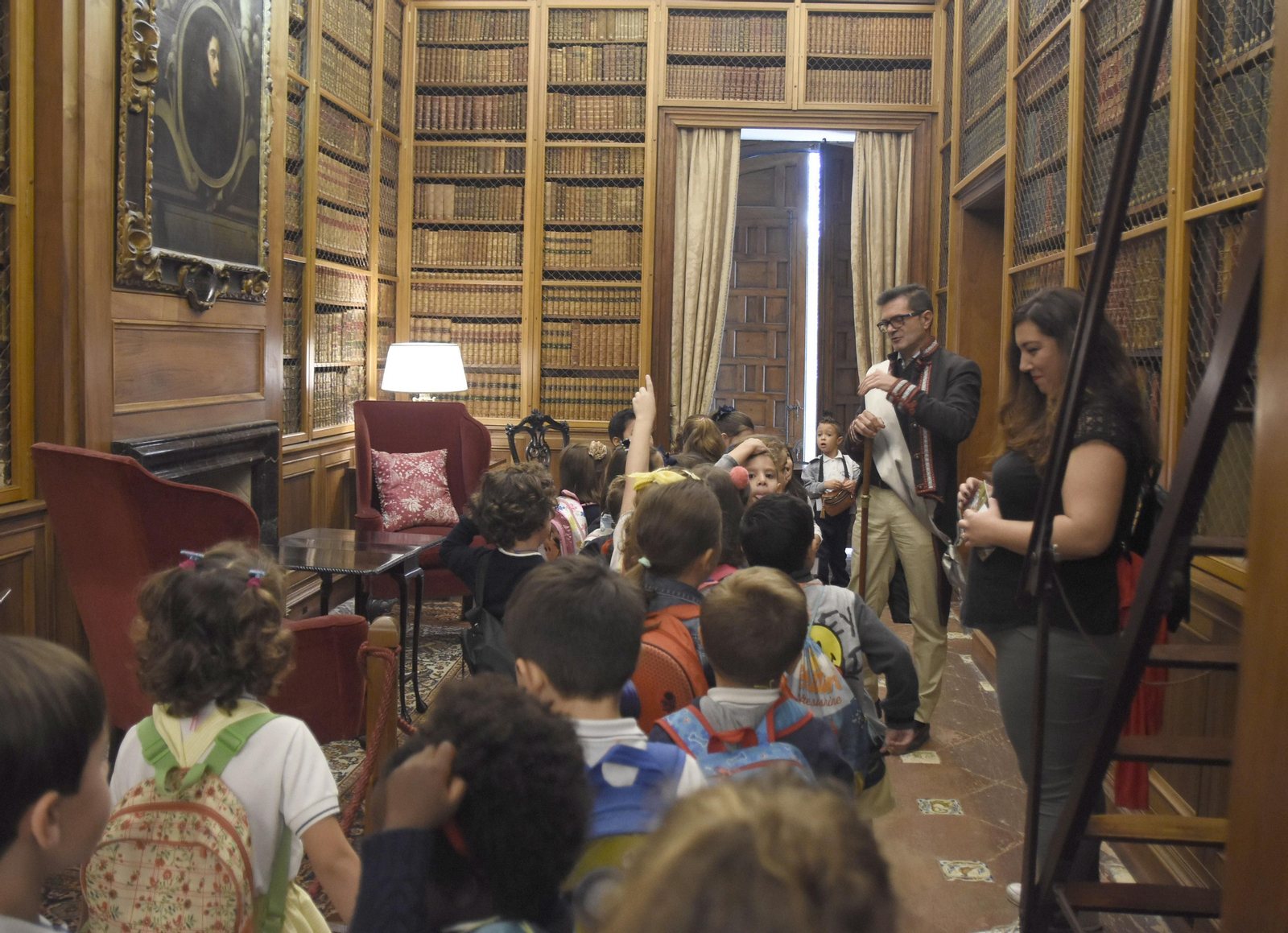 Una visita de escolares a la biblioteca del Palacio de Viana, en Córdoba. Una visita de escolares a la biblioteca del Palacio de Viana, en Córdoba.