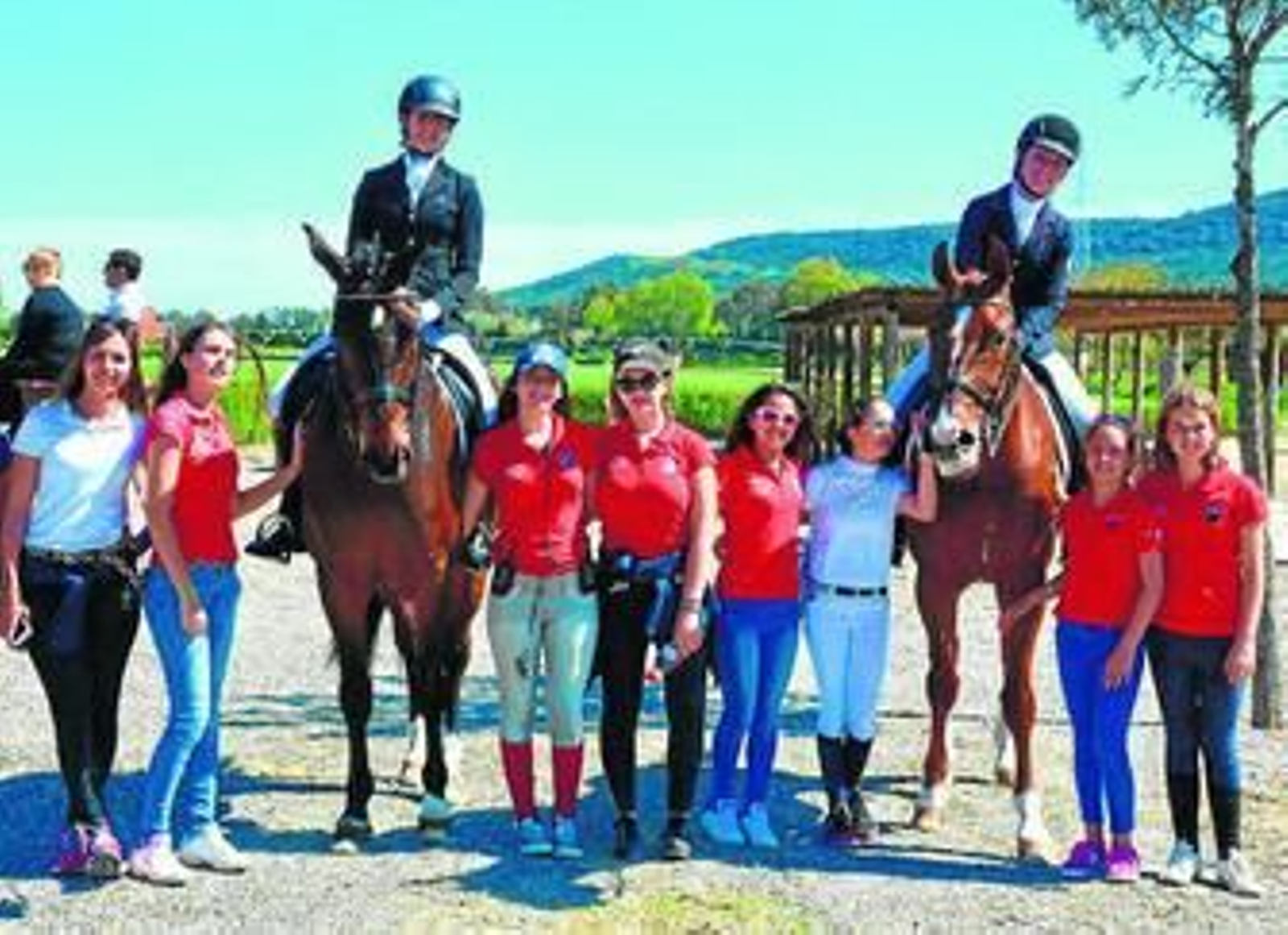 El equipo Dressage Sotogrande posa en las coquetas instalaciones del Dos Lunas de Tesorillo.