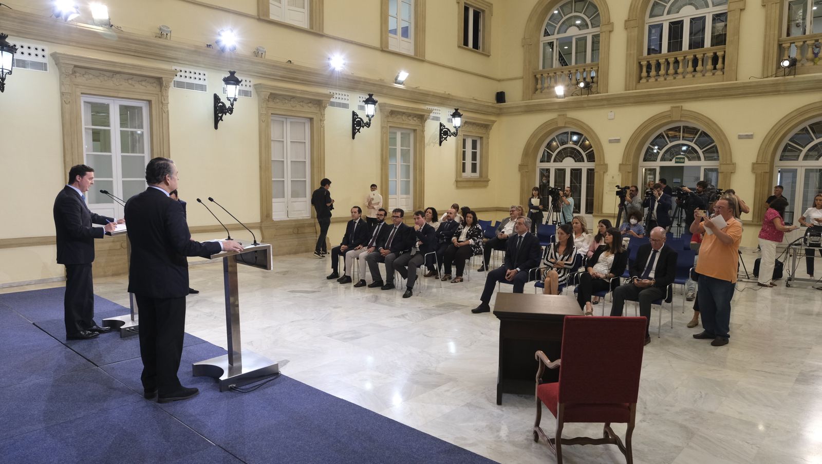 Imágenes de la visita del Consejero de Presidencia, Antonio Sanz, a la Diputación de Almería