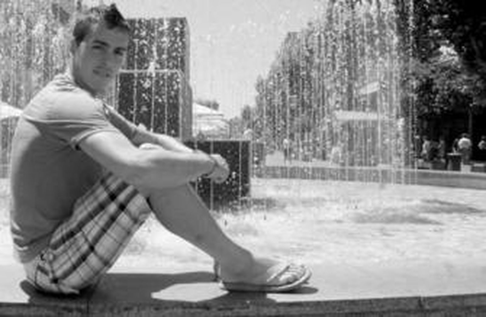 El centrocampista colchonero Juanje posa en la fuente del Bulevar durante sus vacaciones en Córdoba.