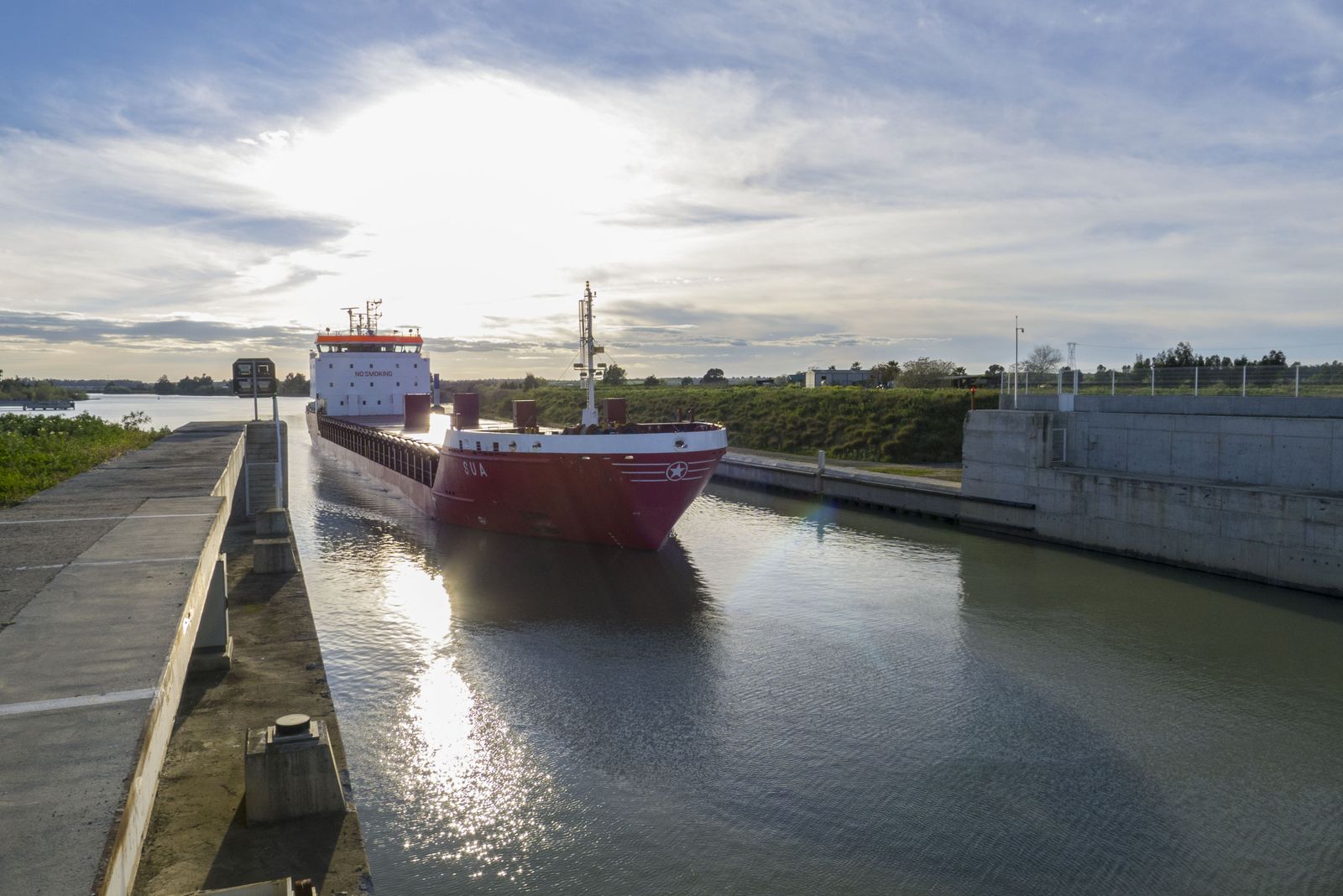 Un barco entra en la nueva esclusa del Puerto, el punto del estuario de acceso a la capital.