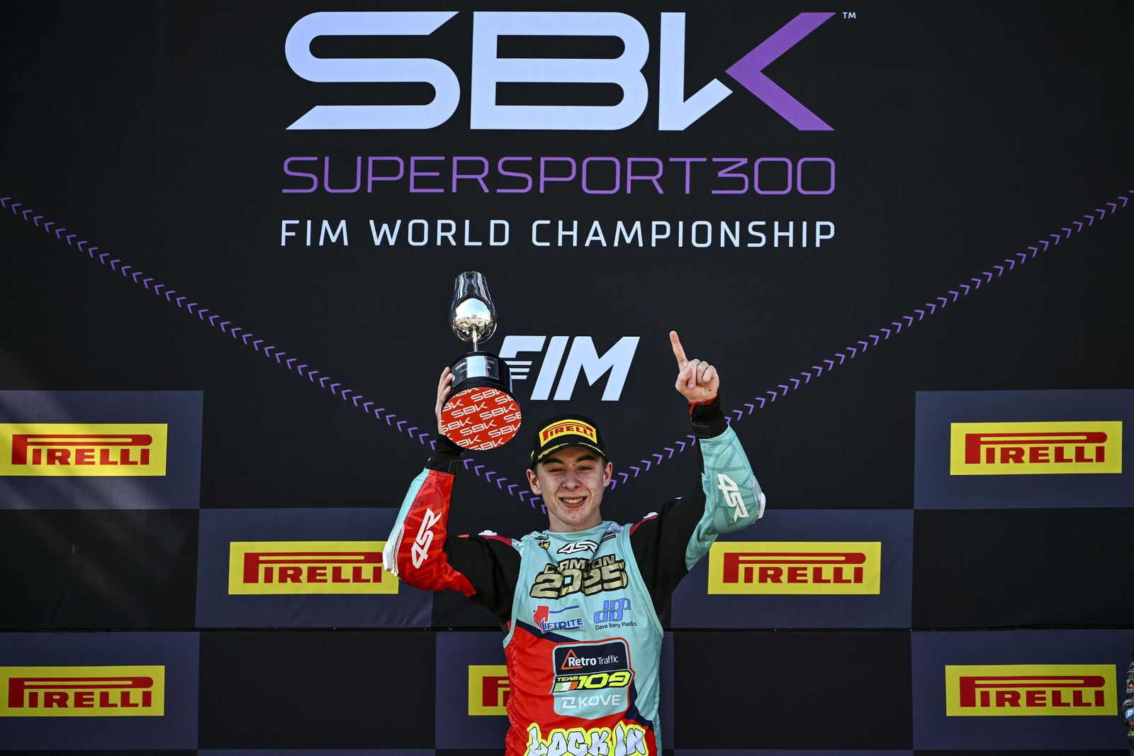 Beñat Fernández celebra en el podio su victoria y la consecución del título mundial de Supersport300.
