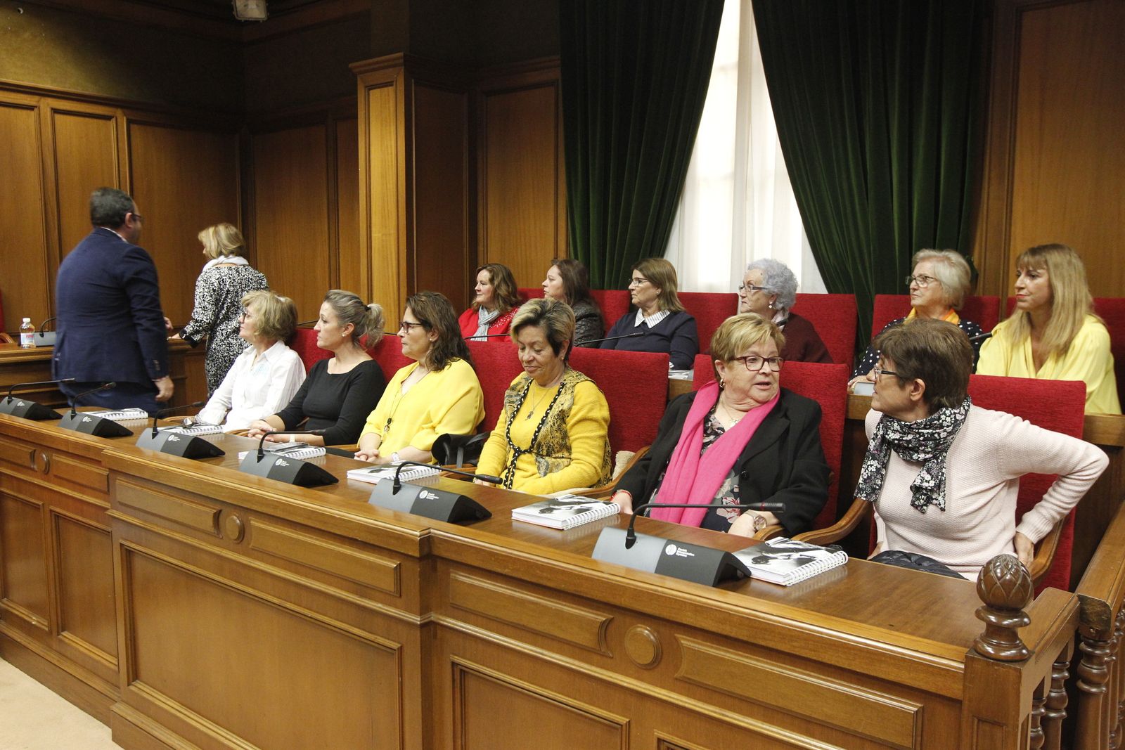 Fotogalería entrega acreditaciones Talleres Carmen de Burgos. Diputación de Almería