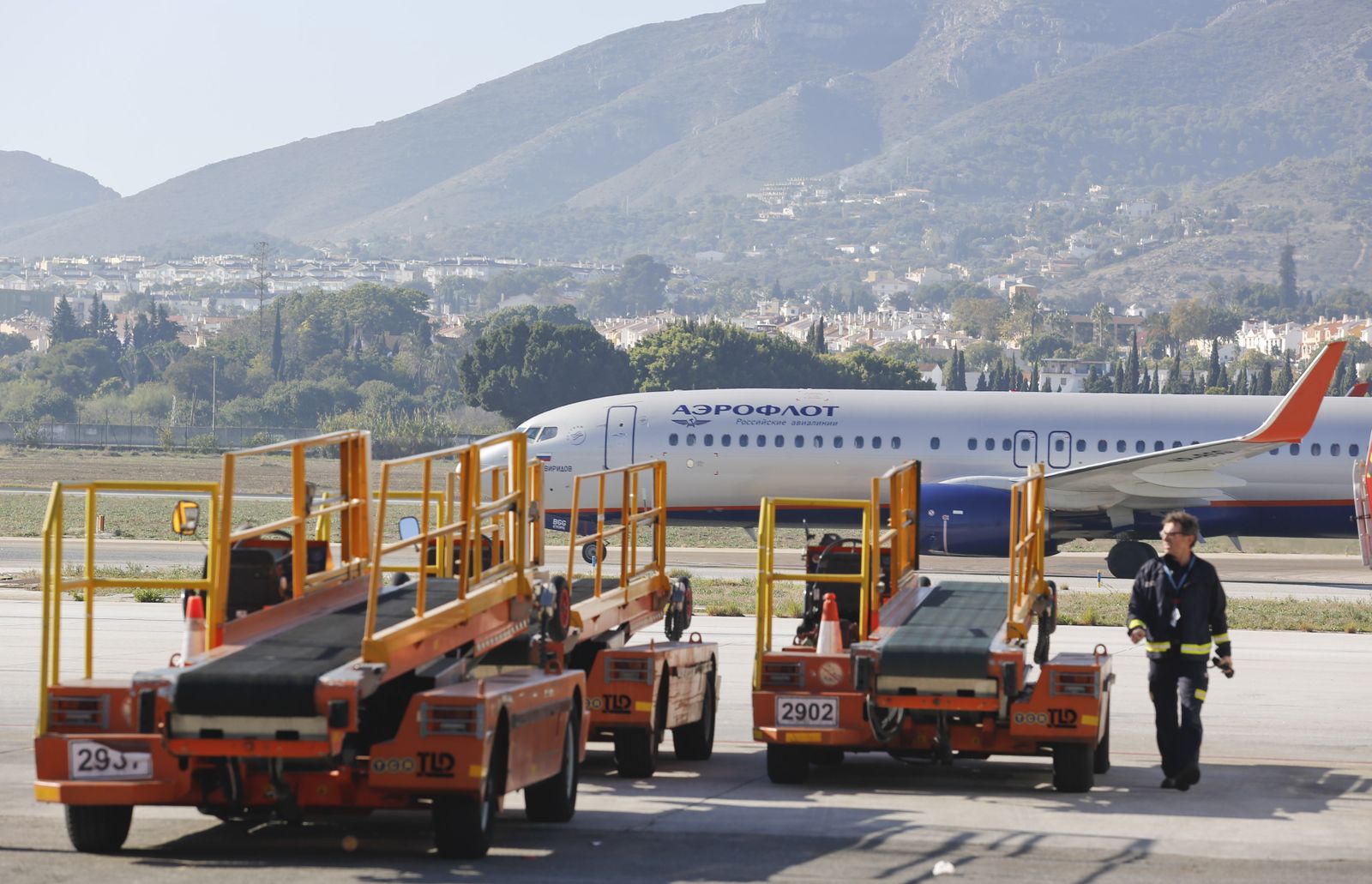 Una avión en la pista del aeropuerto de Málaga.
