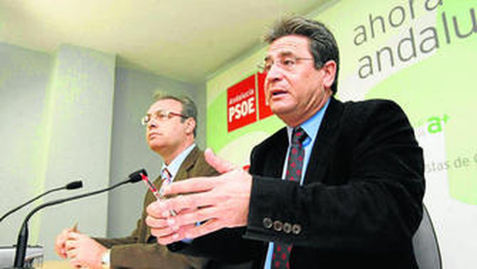Antonio Ramírez, acompañado por el secretario provincial del PSOE, Juan Pablo Durán.