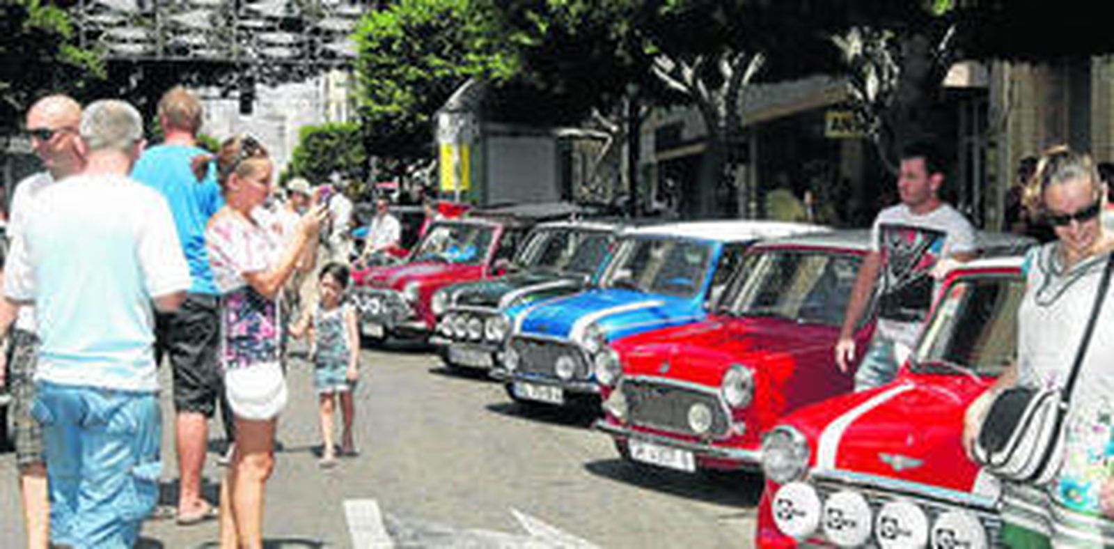 Desde las 13:00 horas, los socios del Club Mini de Almería tomaron el Paseo.