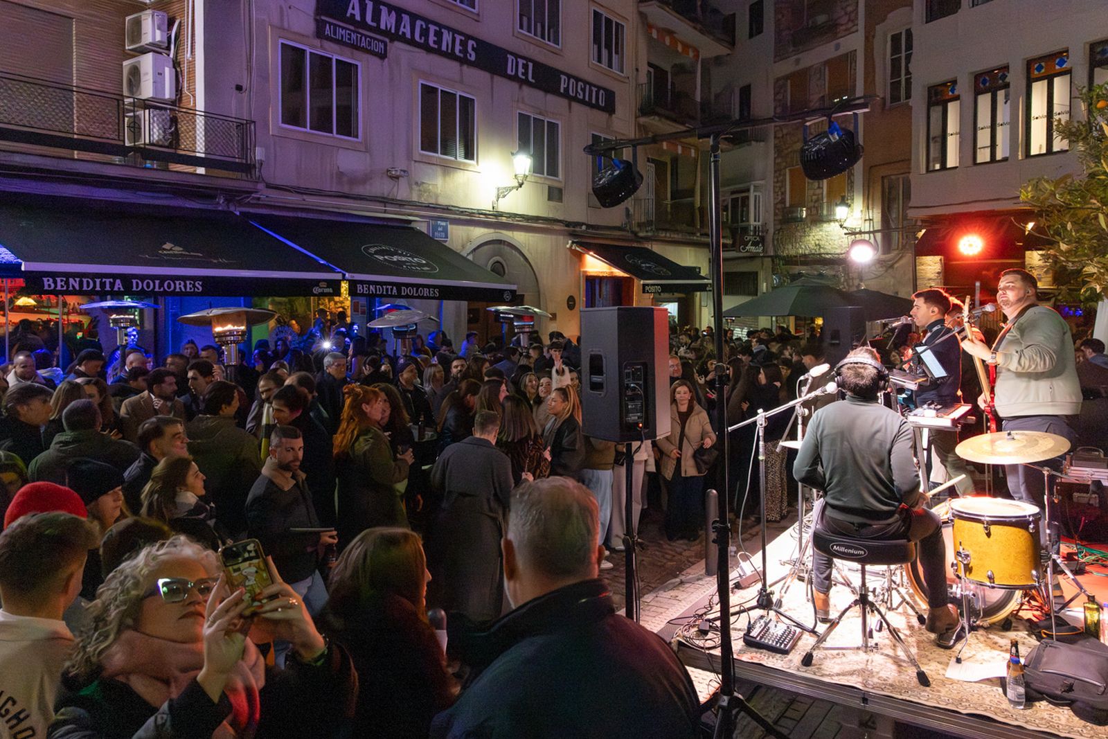 Así disfruta Jaén del concierto extraordinario a pie de calle: "Único Pop Rock"