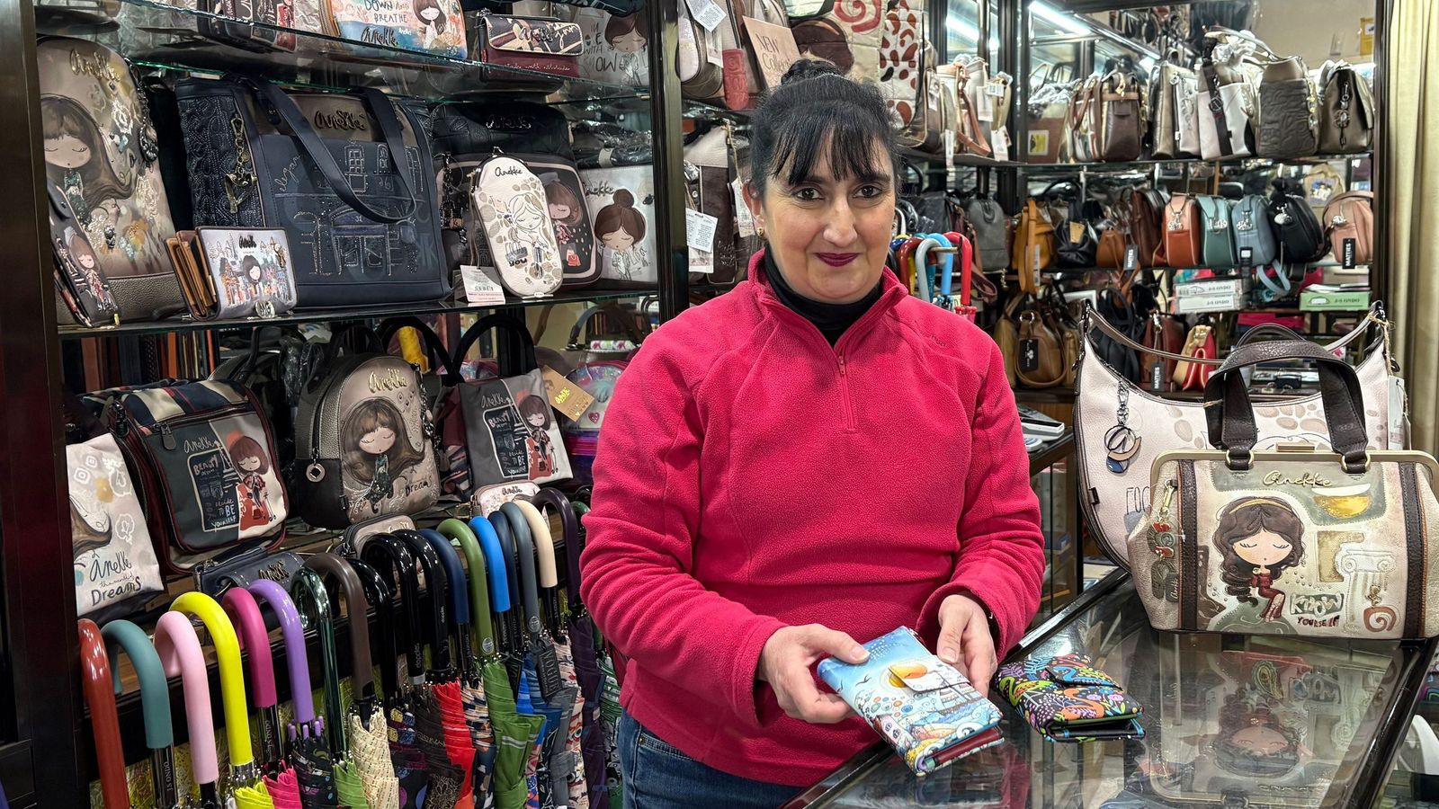 Ana Leva Jurado muestra una cartera.