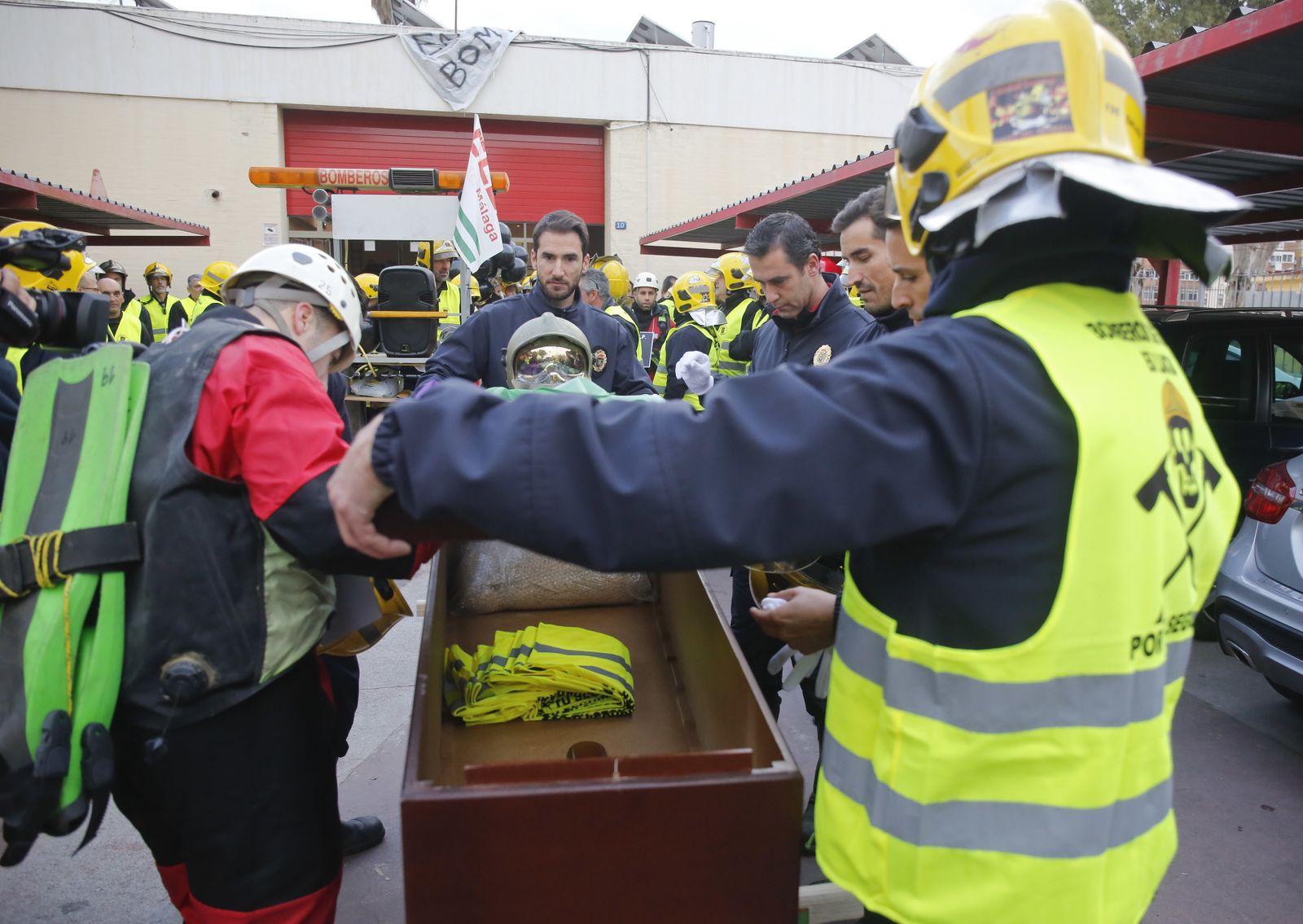 Las imágenes de la 'marcha fúnebre' de los bomberos en Málaga