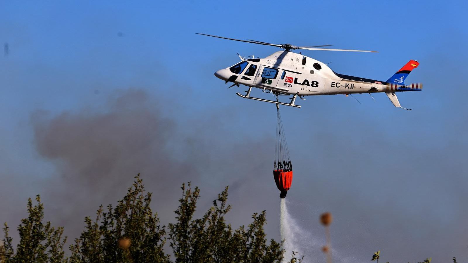 Medios aéreos combaten las llamas. Medios aéreos combaten las llamas.