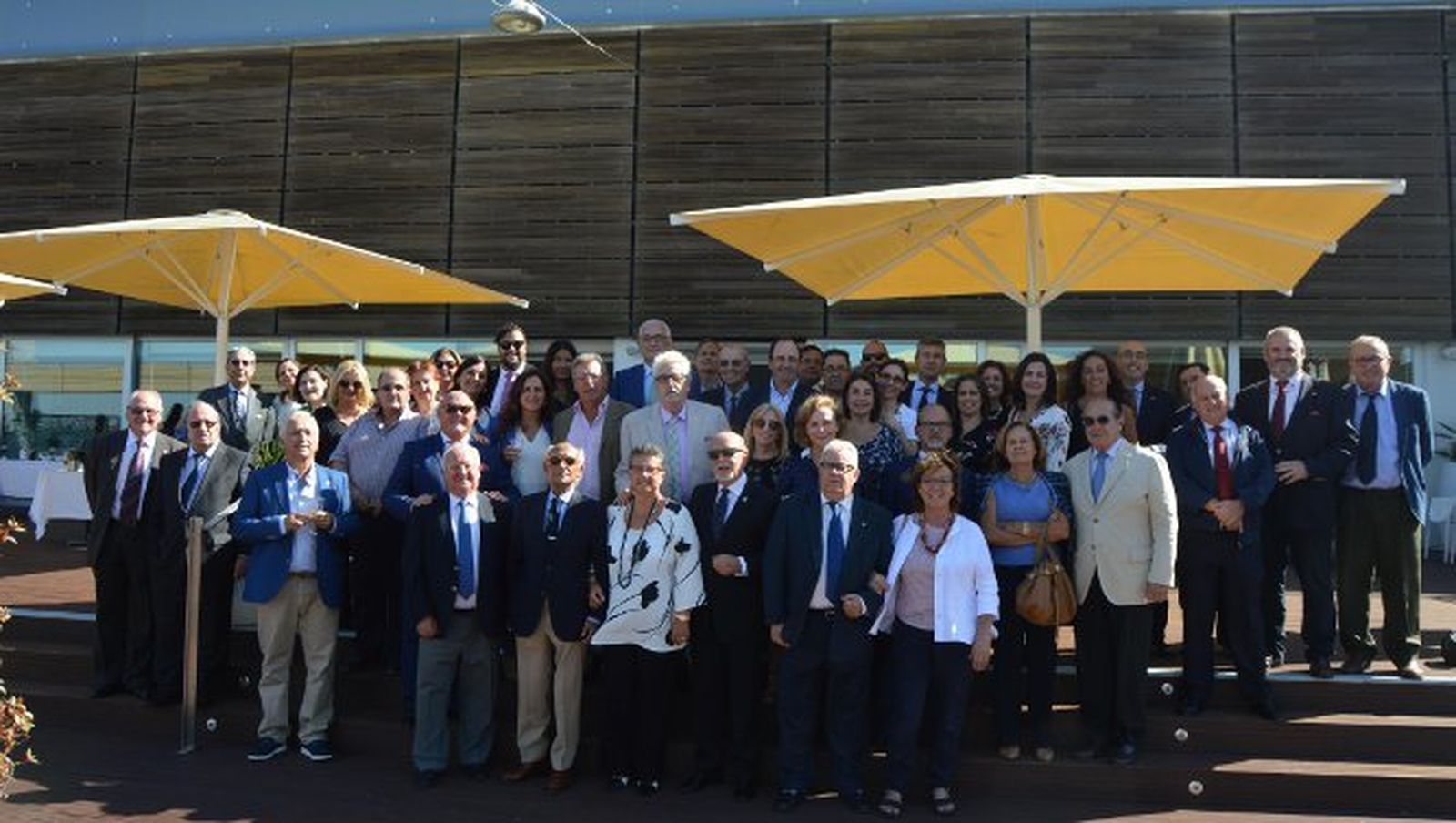Los homenajeados, Felipe Muñoz González y María Luisa Sacaluga Guillén, durante el almuerzo ofrecido en el Parador Hotel Atlántico con motivo de su jubilación en el Ilustre Colegio de Abogados de Cádiz.