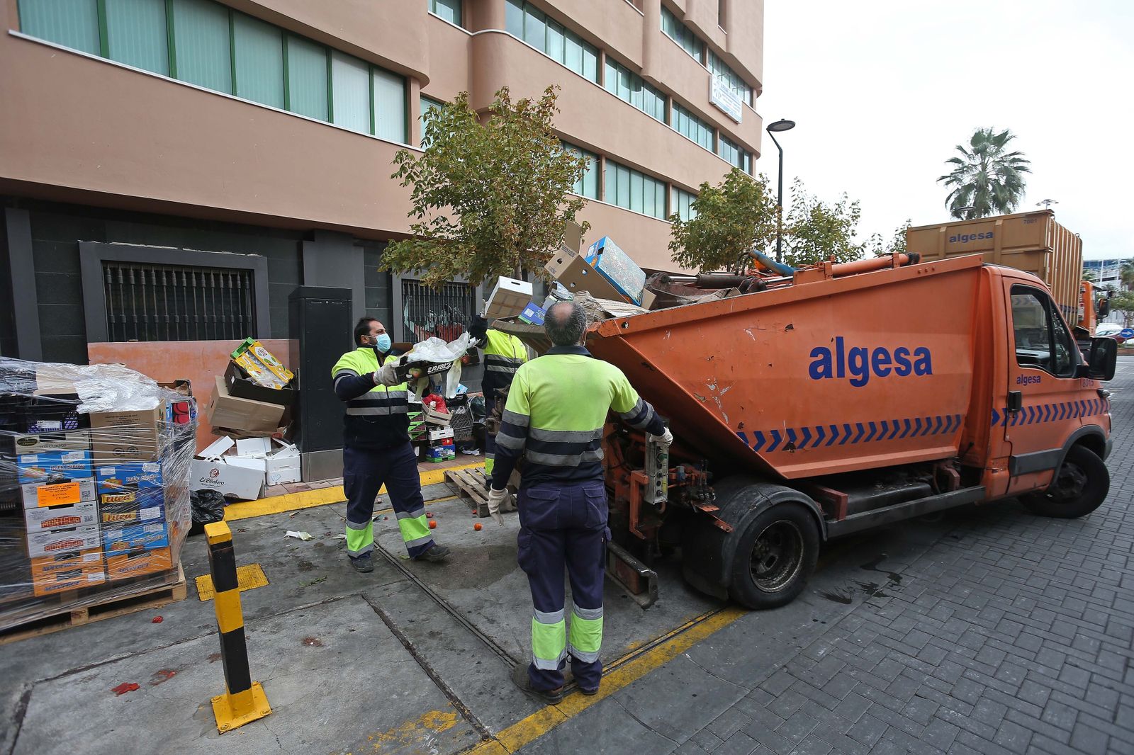 Varios trabajadores de Algesa durante tareas de limpieza