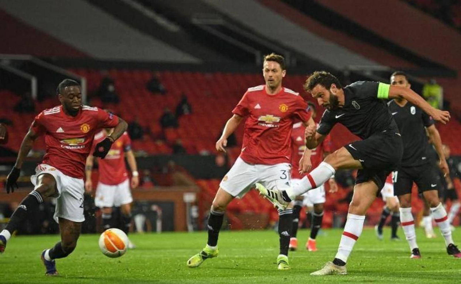Germán busca el lanzamiento a portería en un Manchester United-Granada, de 'Europa League'.