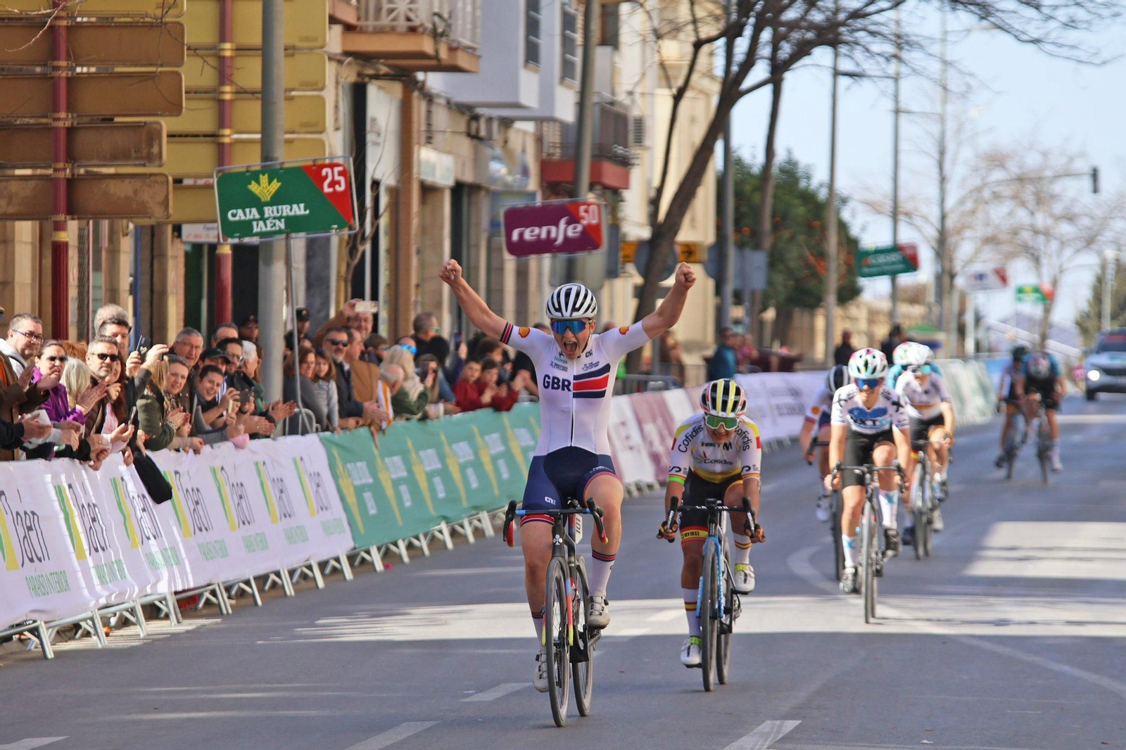 Erin Boothmam entra triunfal en meta, seguida por Paula Ostiz.