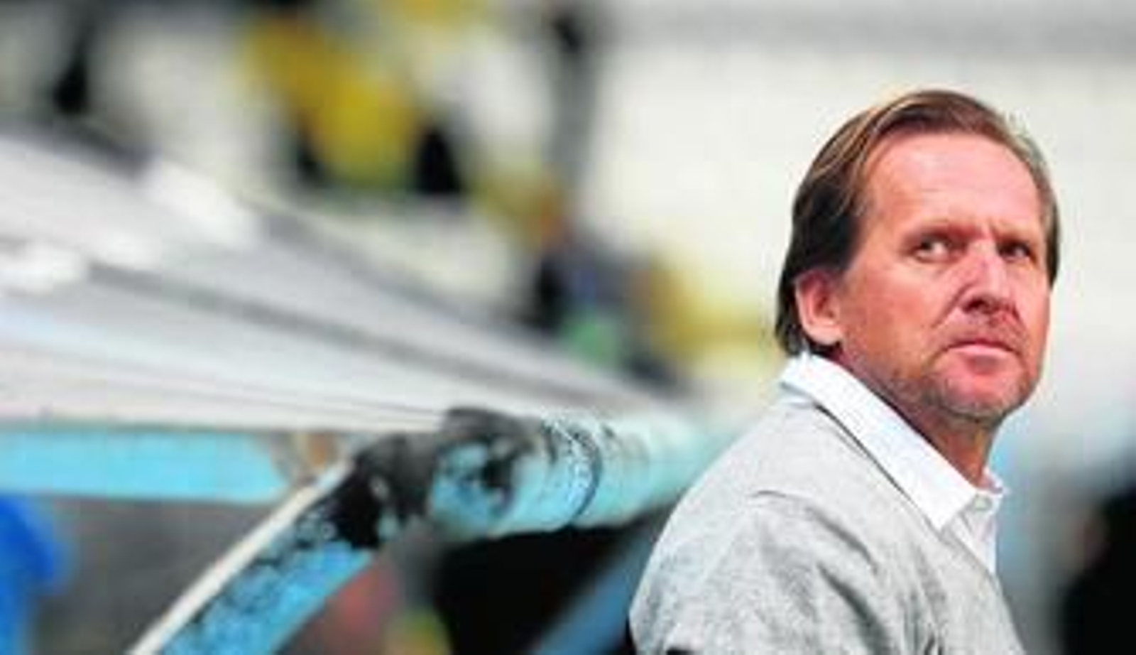 Schuster medita mirando a la grada en un lance del encuentro.