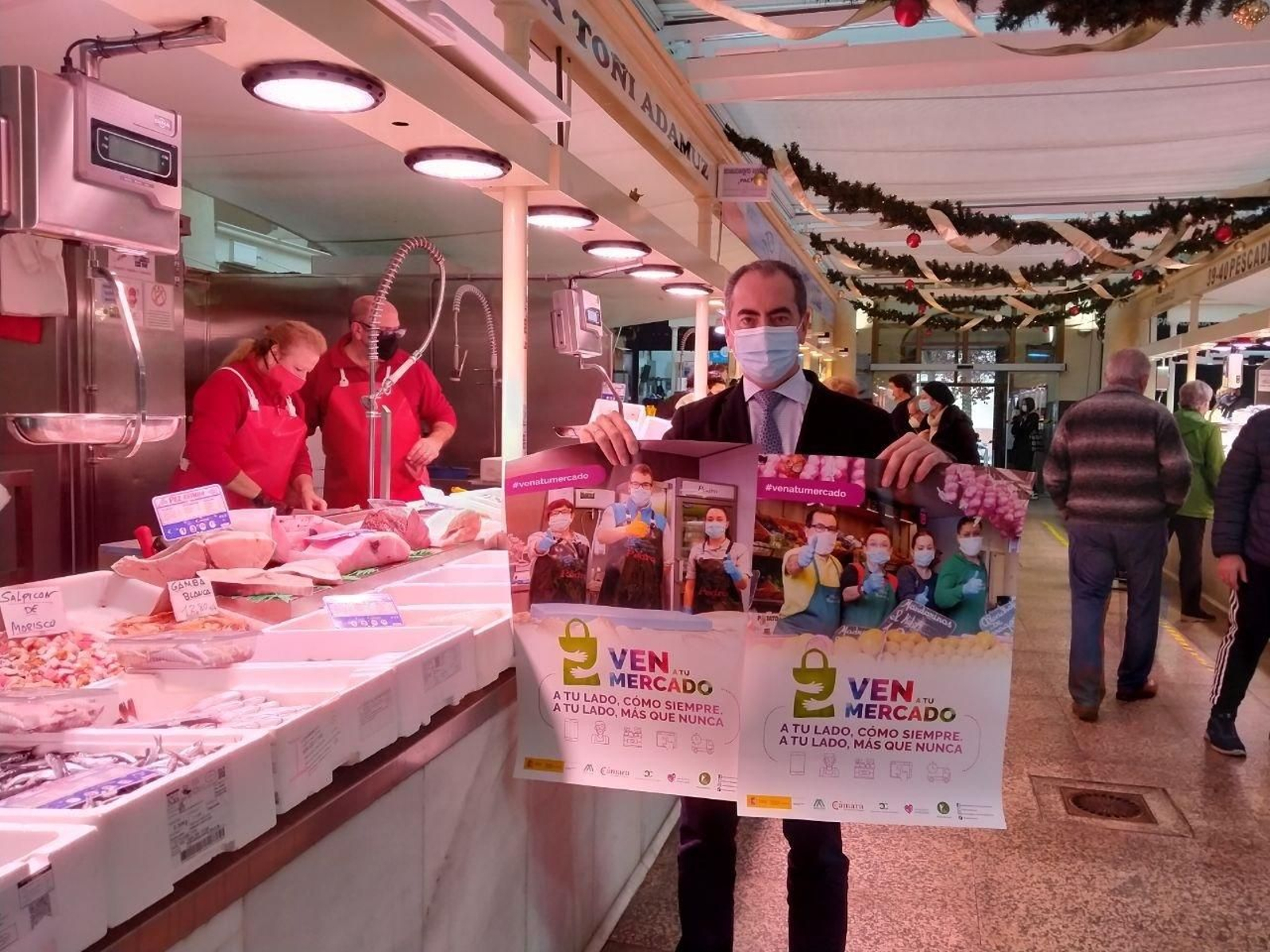 El presidente de Mercacórdoba con el cartel de la campaña.