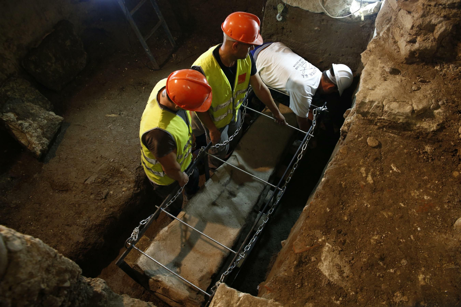 La extracción del sarcófago romano, en imágenes