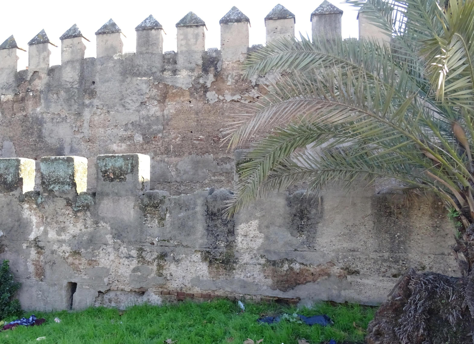 Otro detalle de la almena caída.