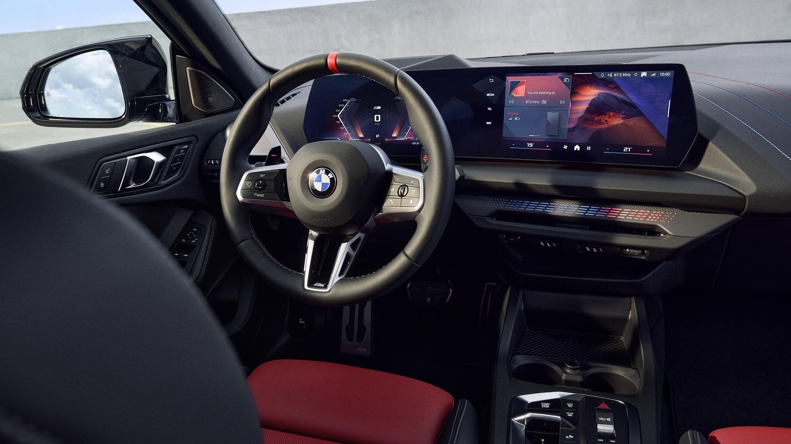 El cambio más notable en el interior de los Serie 2 Gran Coupé es el estreno de la BMW Curved Display.