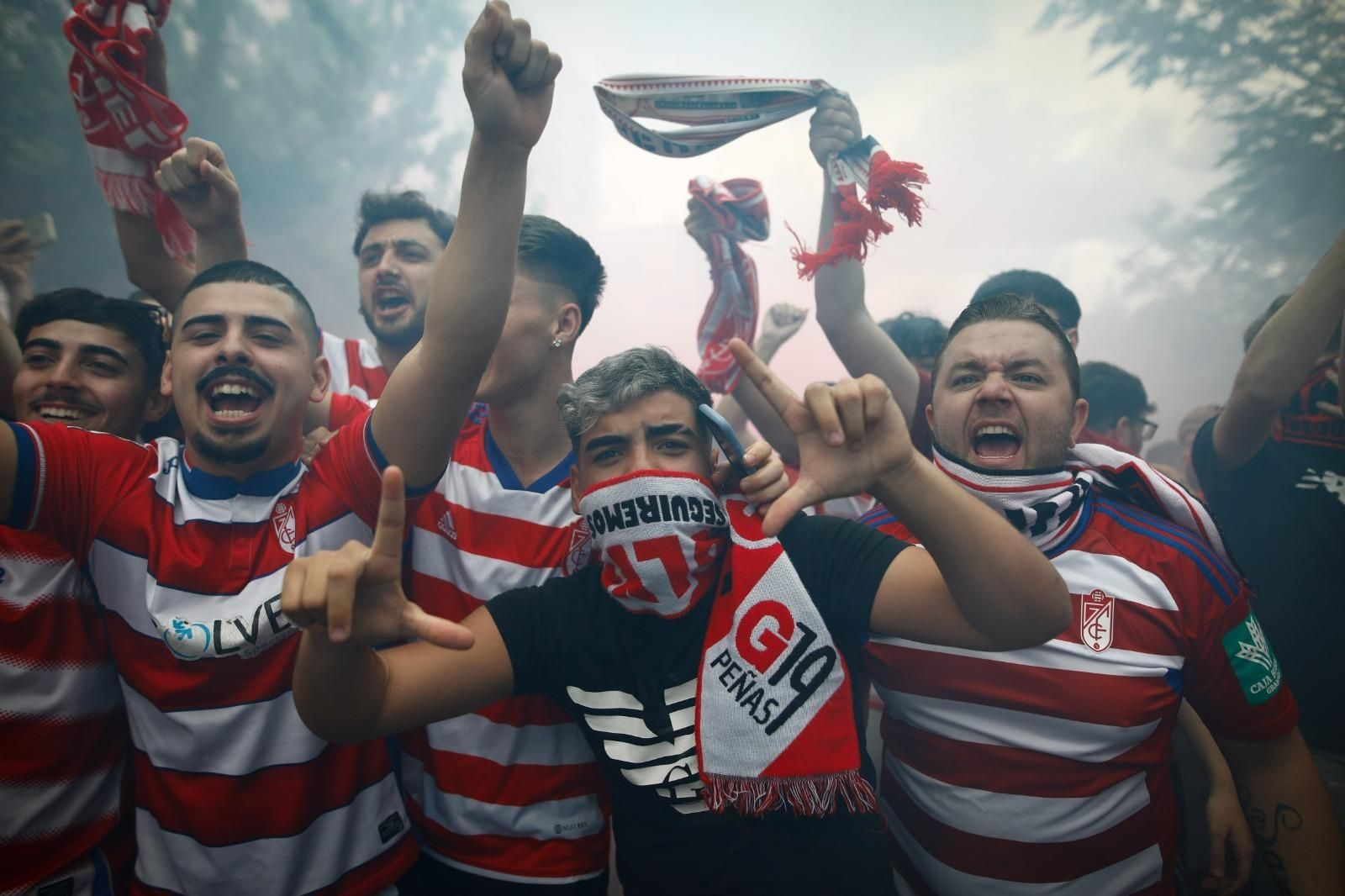 En imágenes: Así ha sido el recibimiento al autobús del Granada