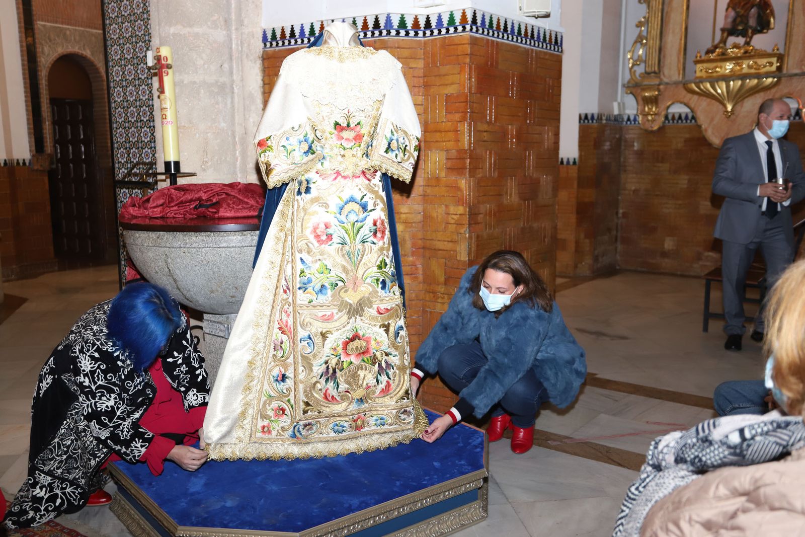 Bendecida la nueva corona de Nuestra Señora de los Ángeles