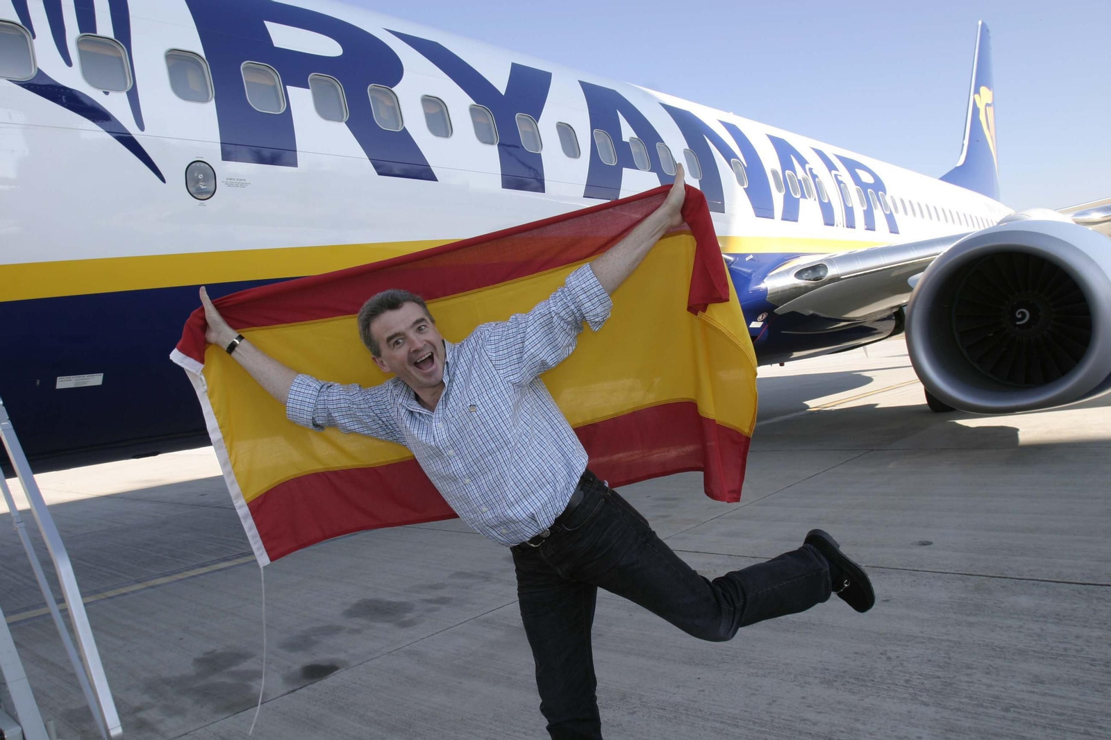 El director general de Ryanair, Michael O'Leary, a su llegada al Aeropuerto de Granada para firmar el convenio el 11 de enero de 2005