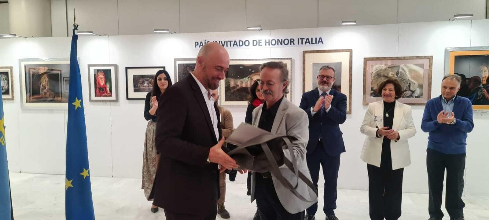 El pintor isleño López Picardo, premio en la Bienal Internacional de Pintura al Pastel celebrada en Oviedo.