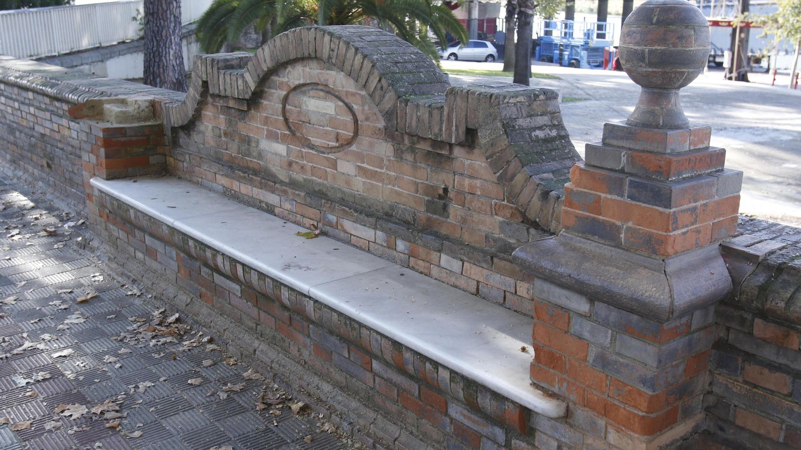 Uno de los bancos al que le falta uno de los remates.