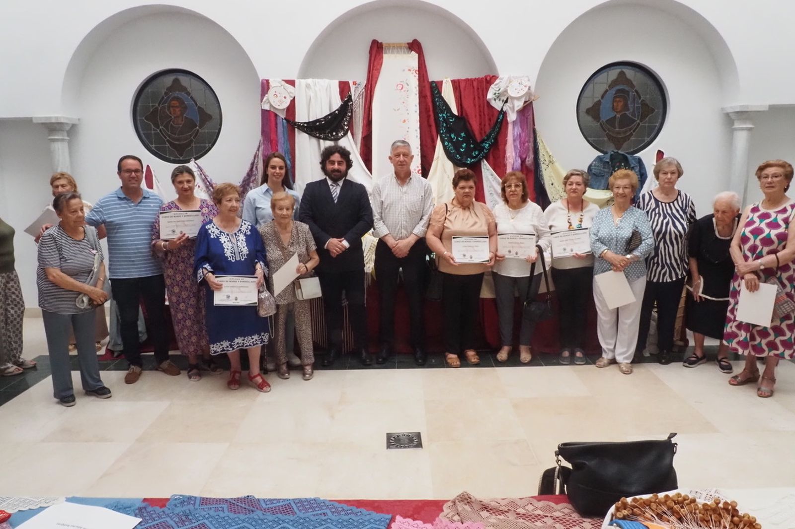 Entrega de diplomas a vecinos que han participado en los talleres municipales.