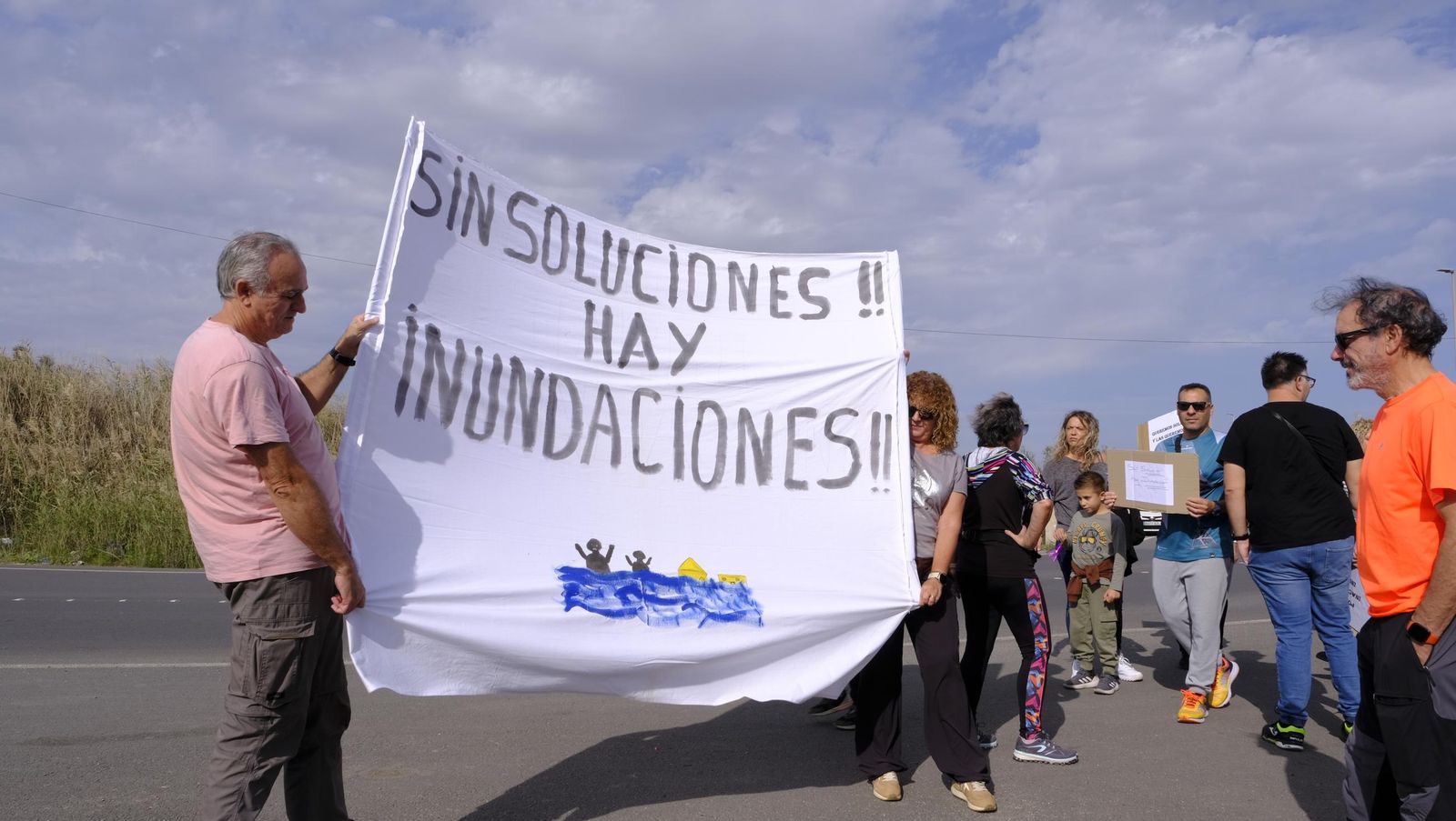Los vecinos de Costacabana se manifiestan por el arreglo de su rambla, en imágenes