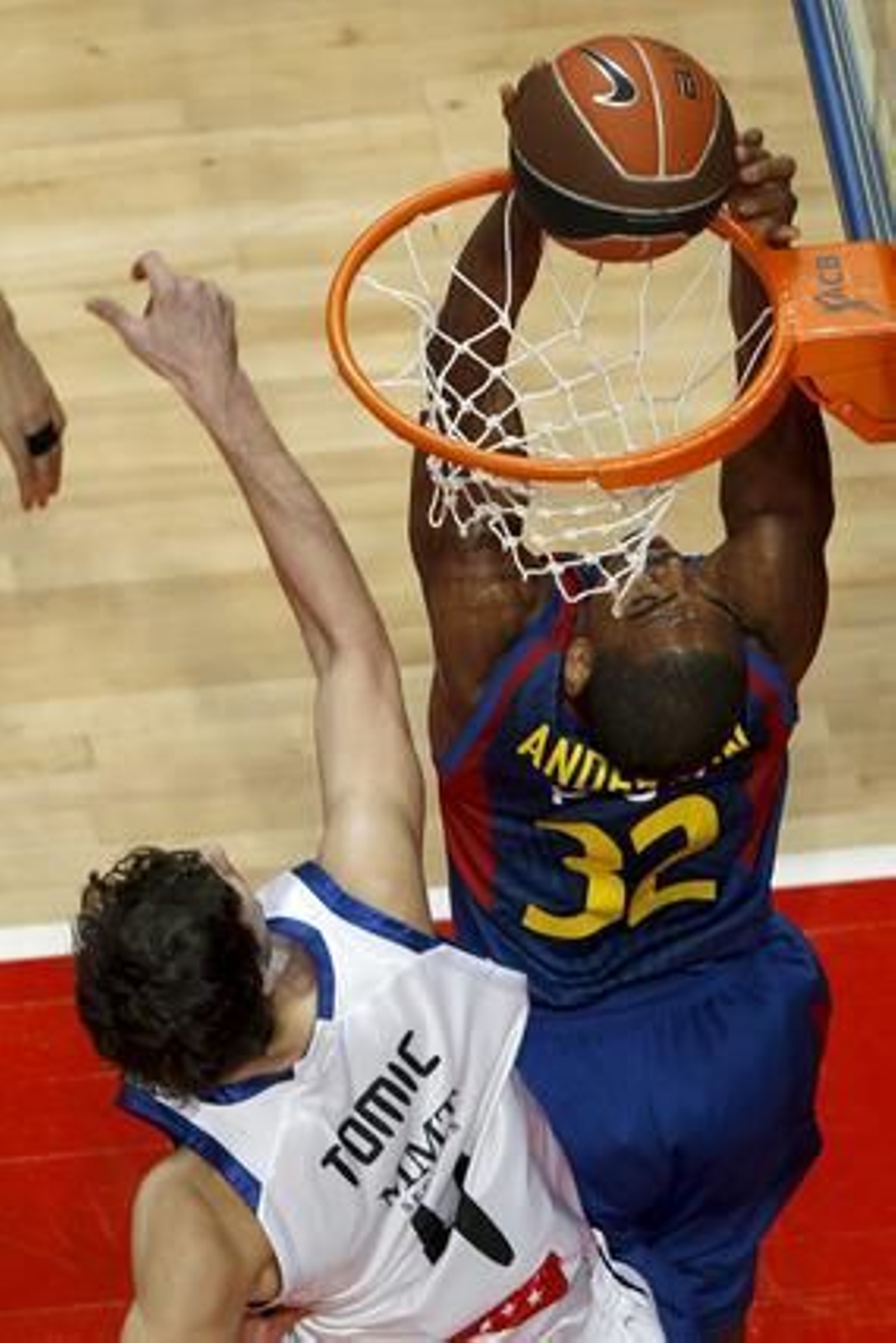 El Barcelona vence en la final de la Copa del Rey ante el Real Madrid por segundo año consecutivo  (68-60). / EFE