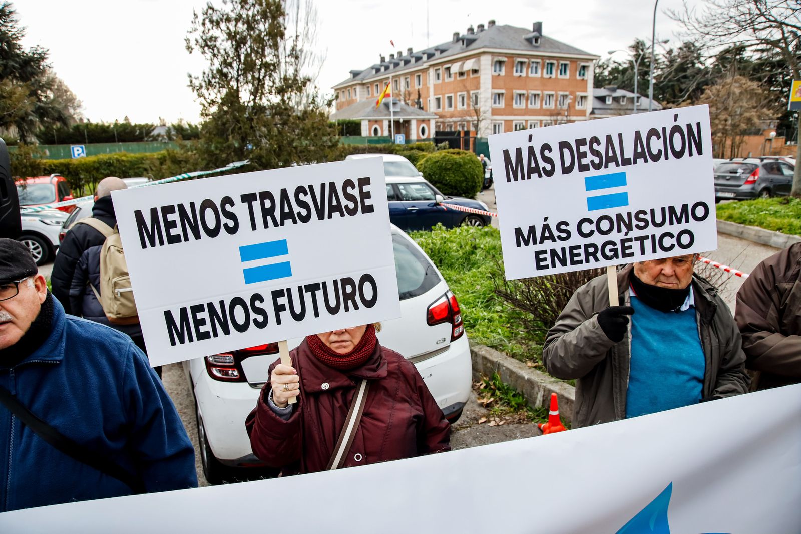 Los regantes no se rinden, así se han concentrado ante la Moncloa