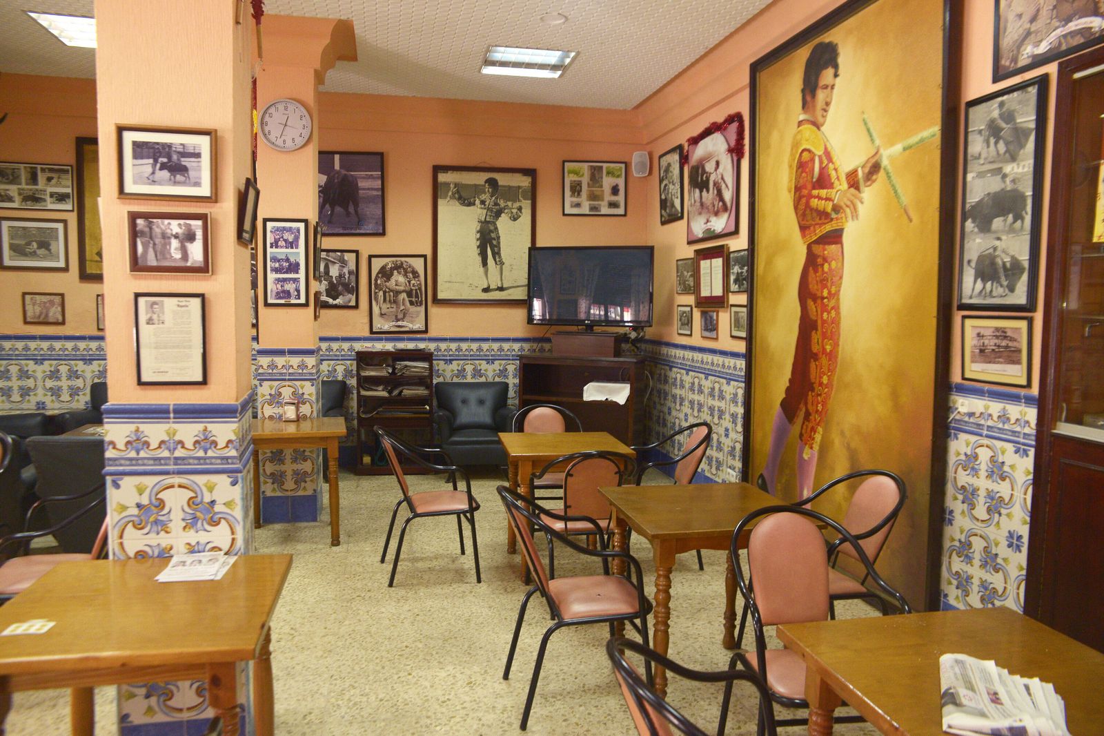 Uno de los salones de la antigua Peña Miguelín, en la Avenida Fuerzas Armadas de Algeciras.