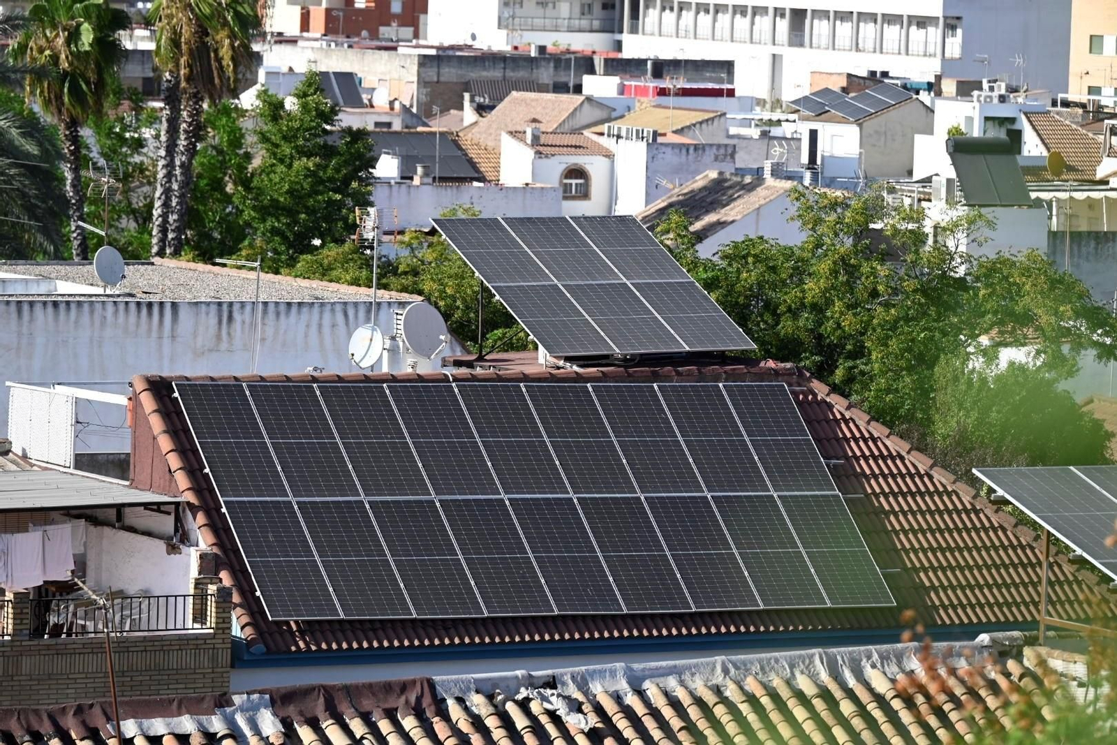 Placas solares en las cubiertas de edificios.
