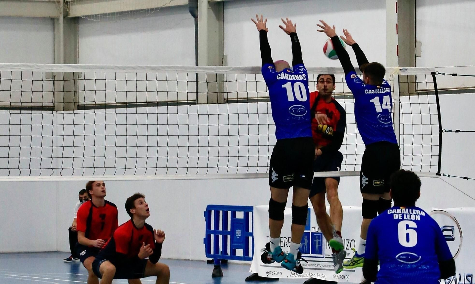 Cárdenas y Castellano bloquean a un rival en un partido del Aluminios Galisur.