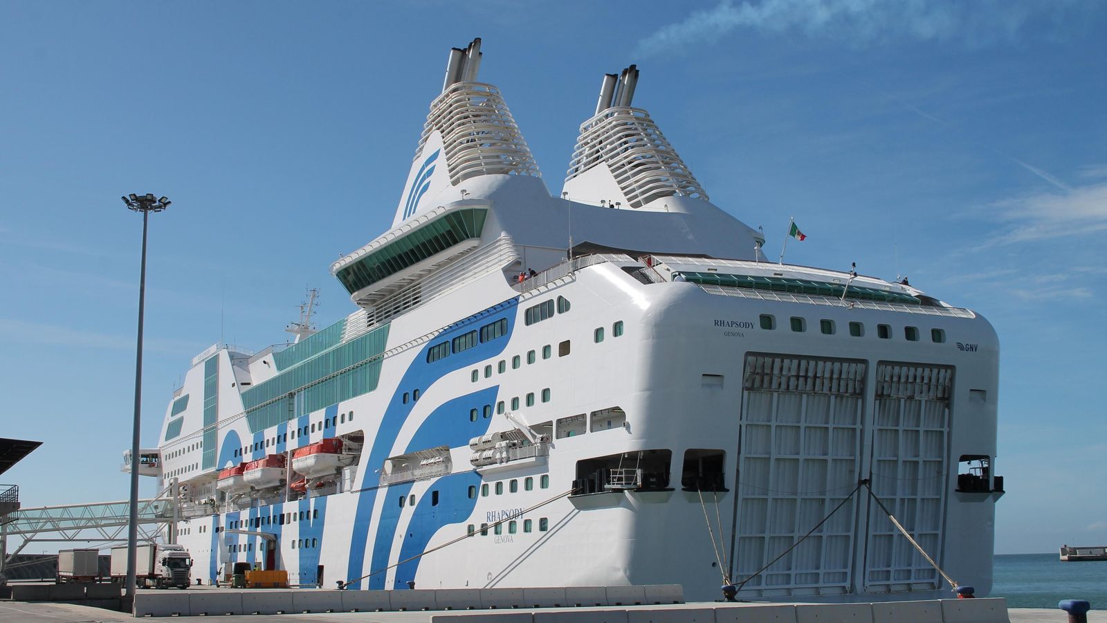 El 'Rhapsody' en el puerto de Málaga. Es el ferry donde durmió la Policía Nacional durante los altercados del 1 de octubre en Barcelona