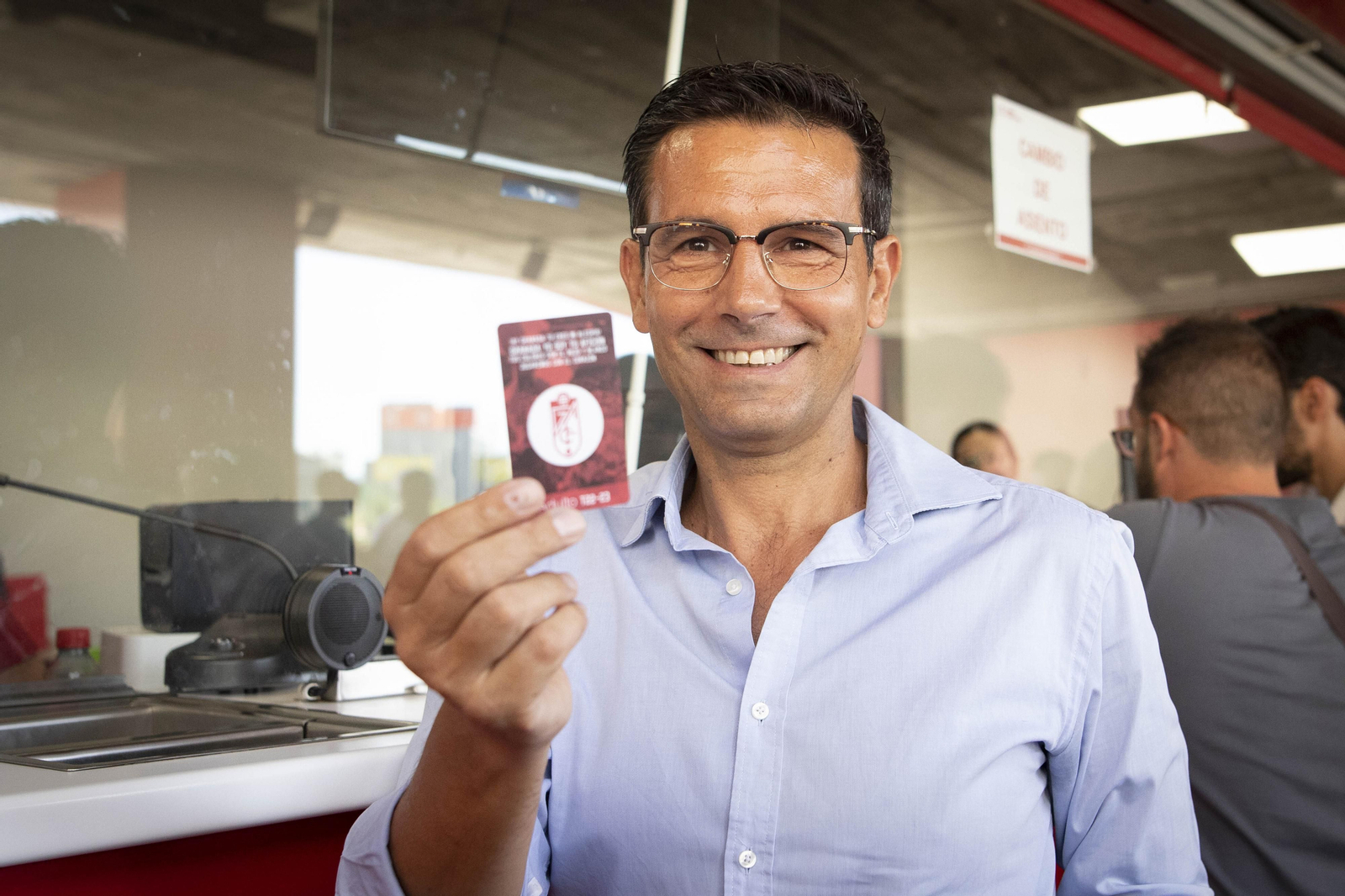 Paco Cuenca muestra su abono recién renovado