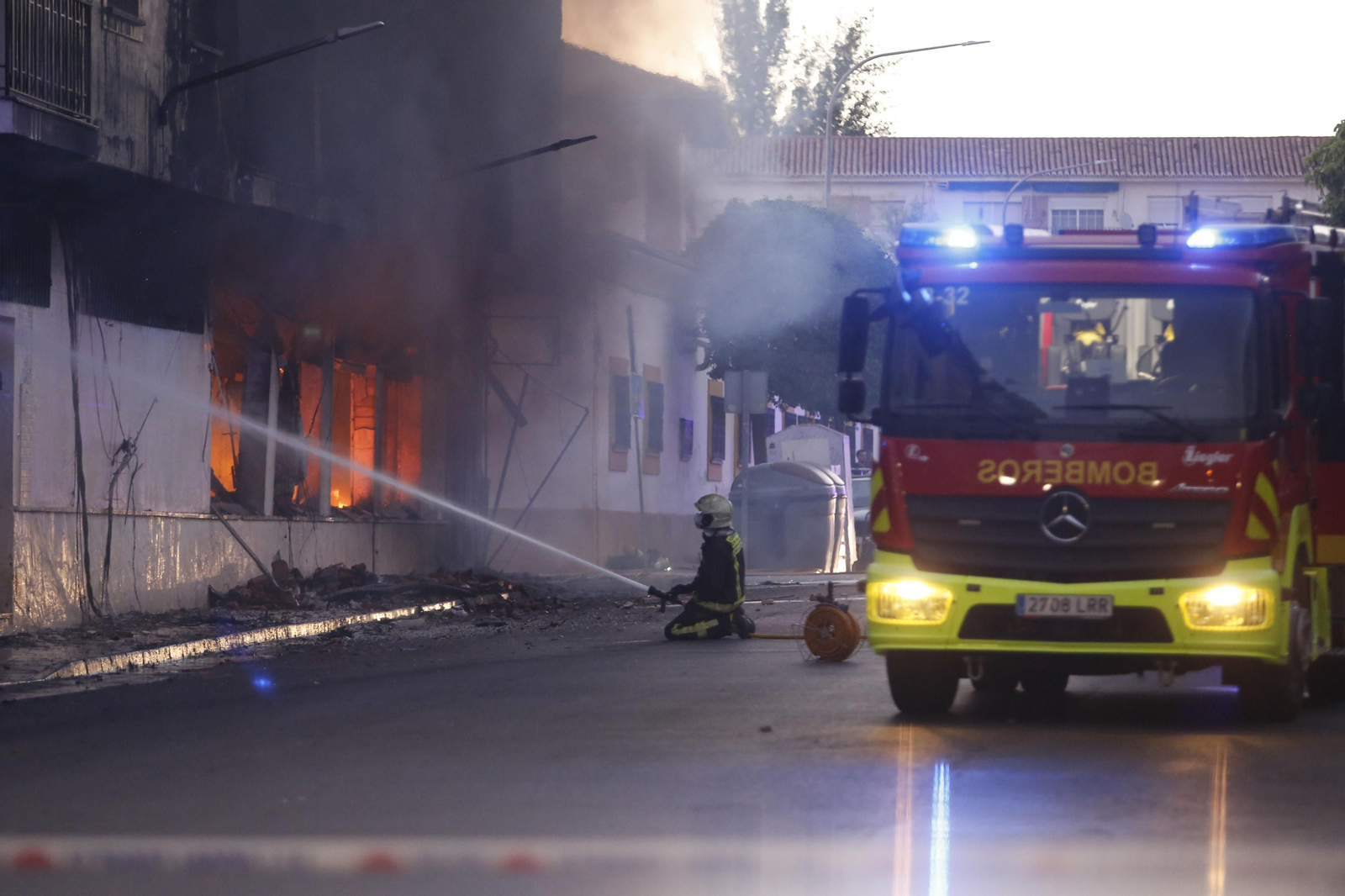 Incendio de un edificio de 18 viviendas en Ronda, en fotos