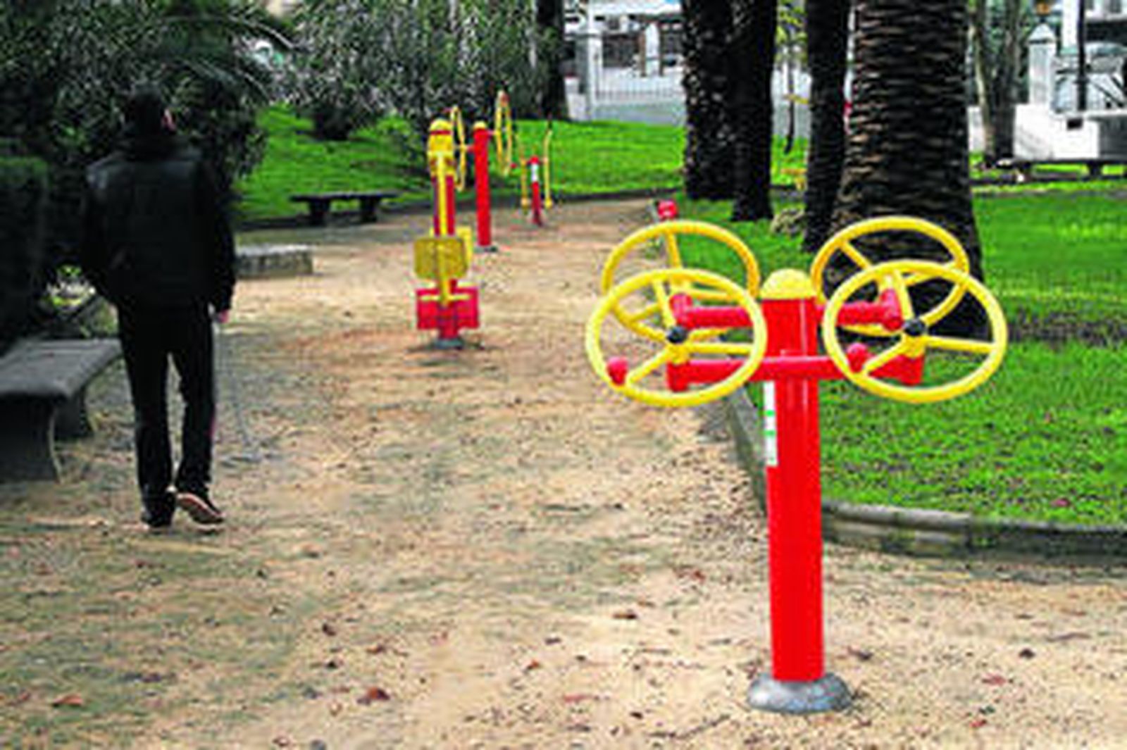 Algunos de los nuevos equipos de gimnasia instalados en el parque de Los Remedios .