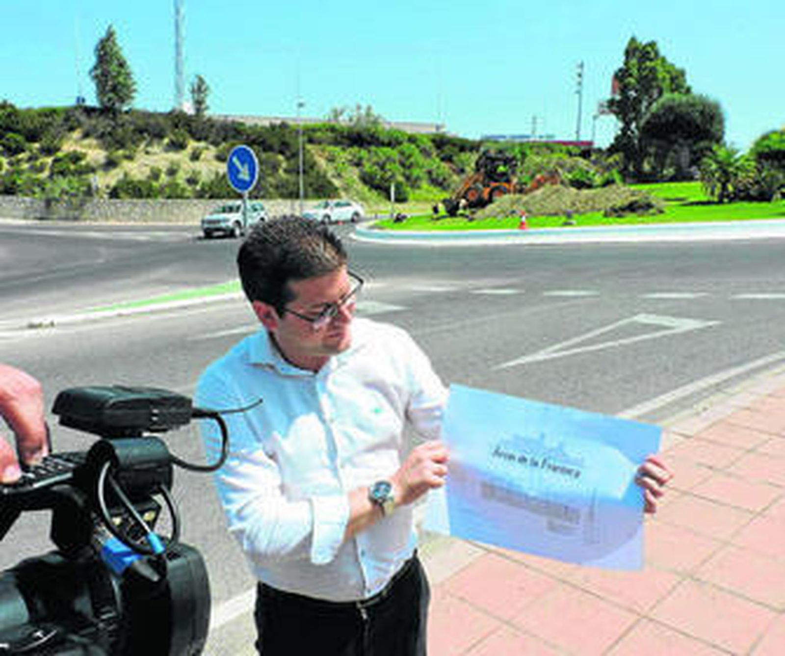 El delegado de Urbanismo, Manuel Garrucho, muestra una maqueta del futuro monumento.