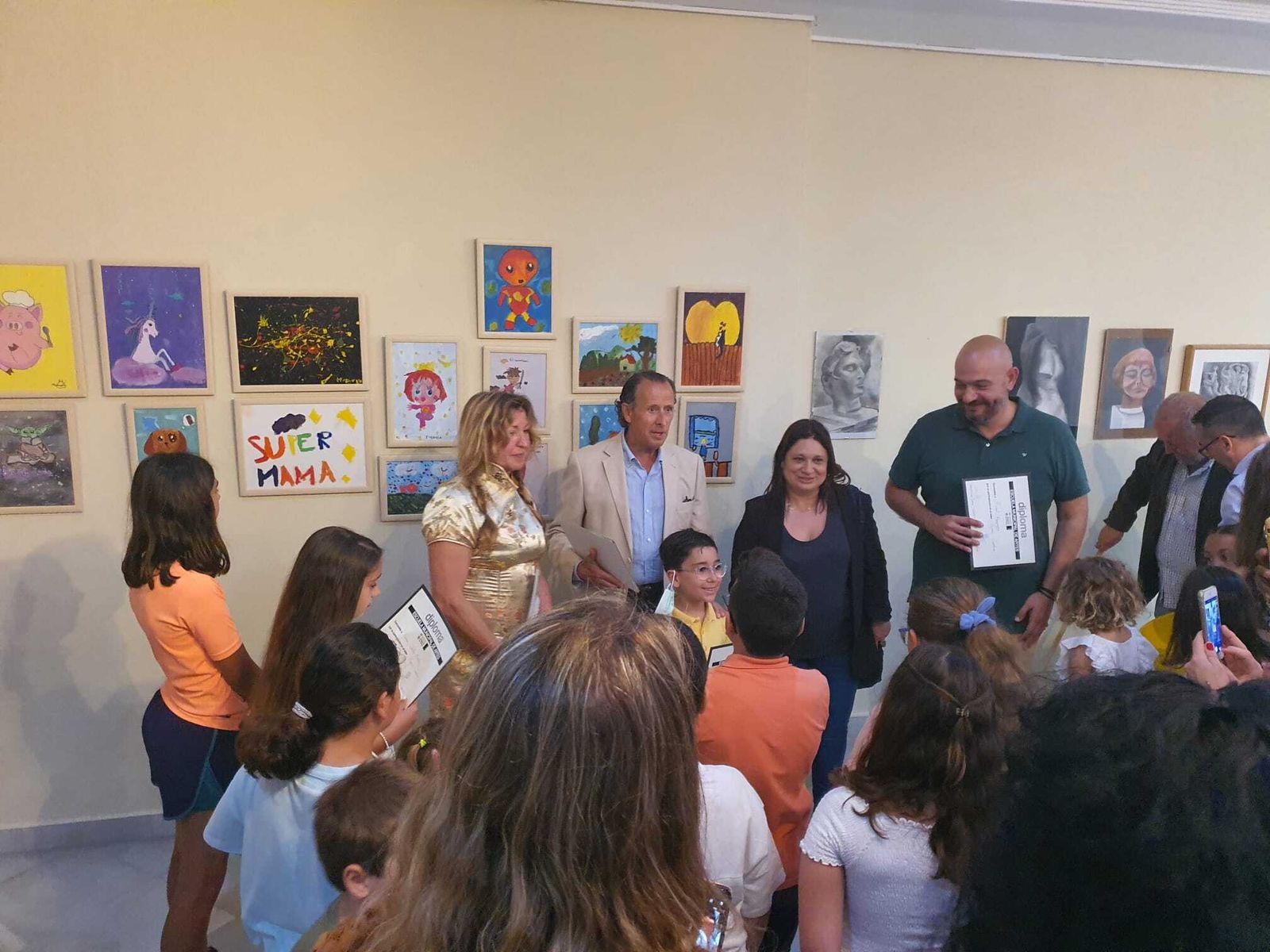 Miembros del Gobierno municipal durante su visita a la exposición de los trabajos realizados por el alumnado de la EMA.