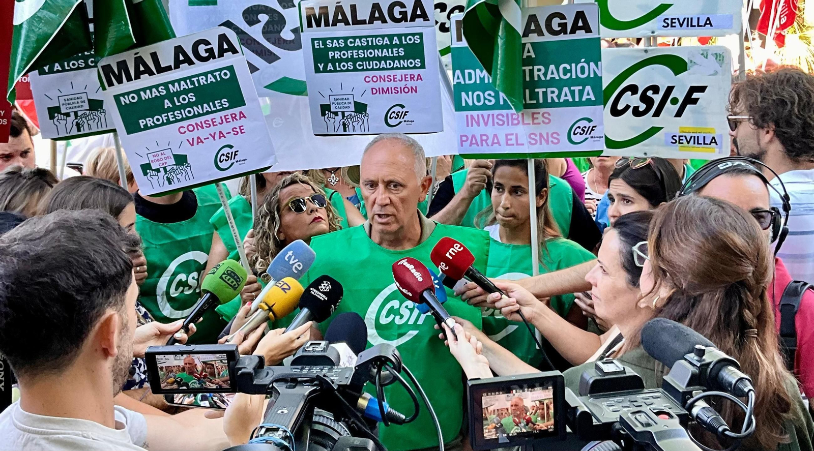 Representantes malagueños en la concentración para la entrega de firmas en defensa de la Sanidad Pública.