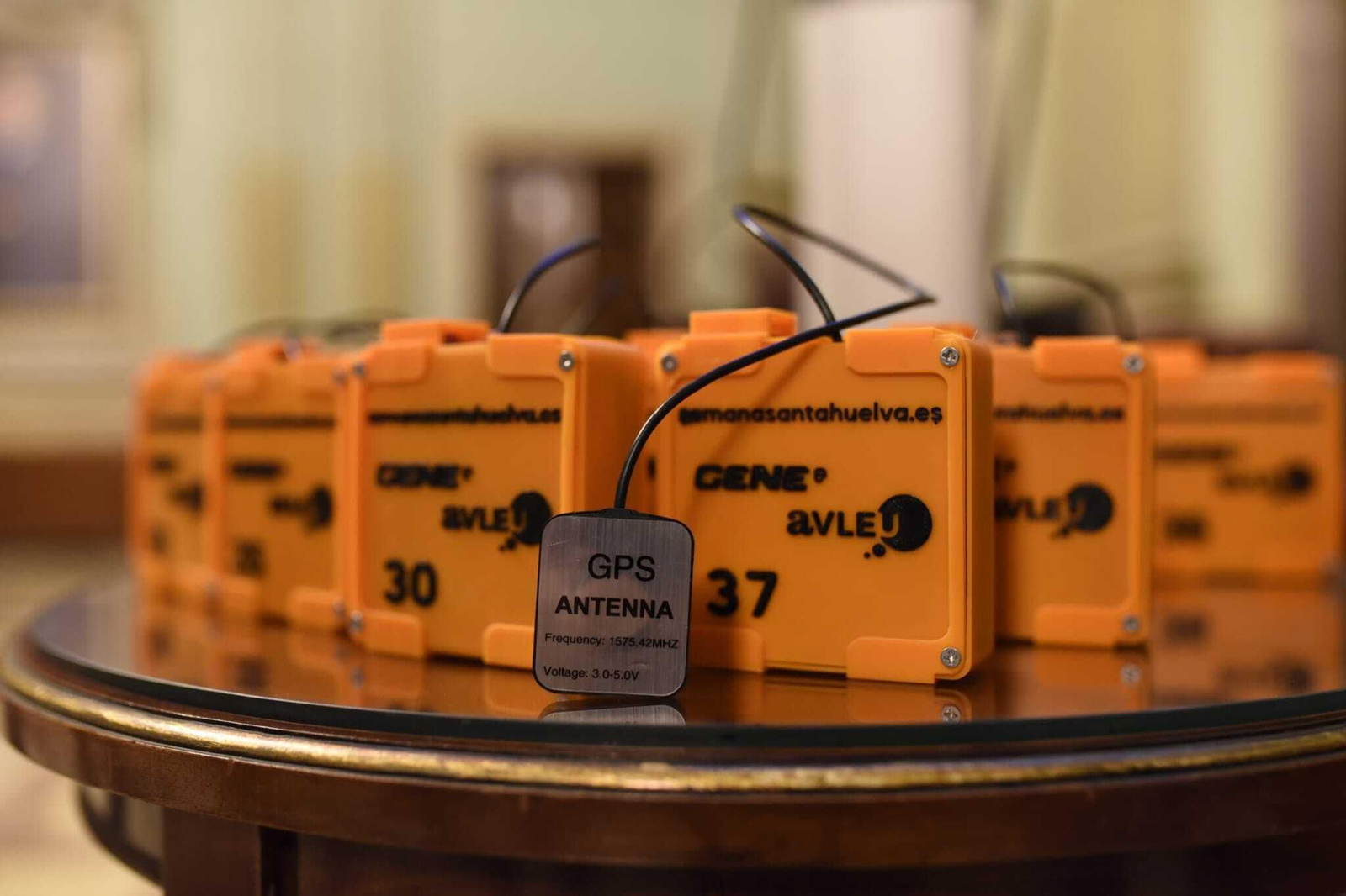 Las cajas con las que estarán localizadas las hermandades por GPS.