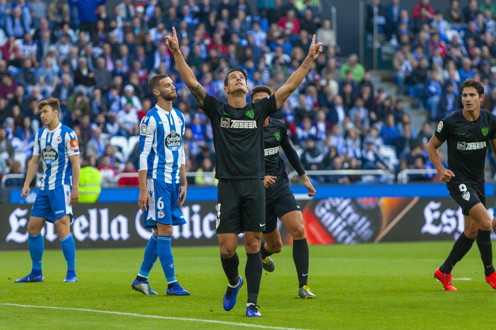 Luis Hernández celebra un gol en el Deportivo-Málaga de play off.