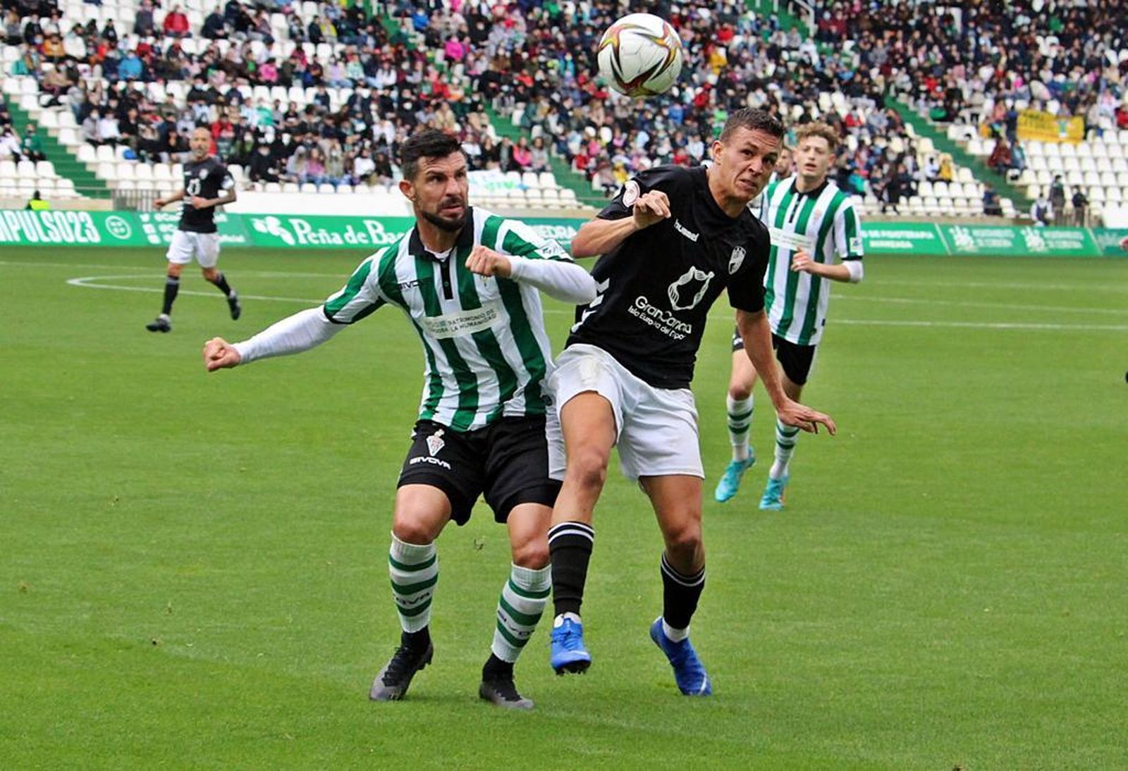 Aníbal Padrón lucha un balón ante Willy Ledesma en El Arcángel.