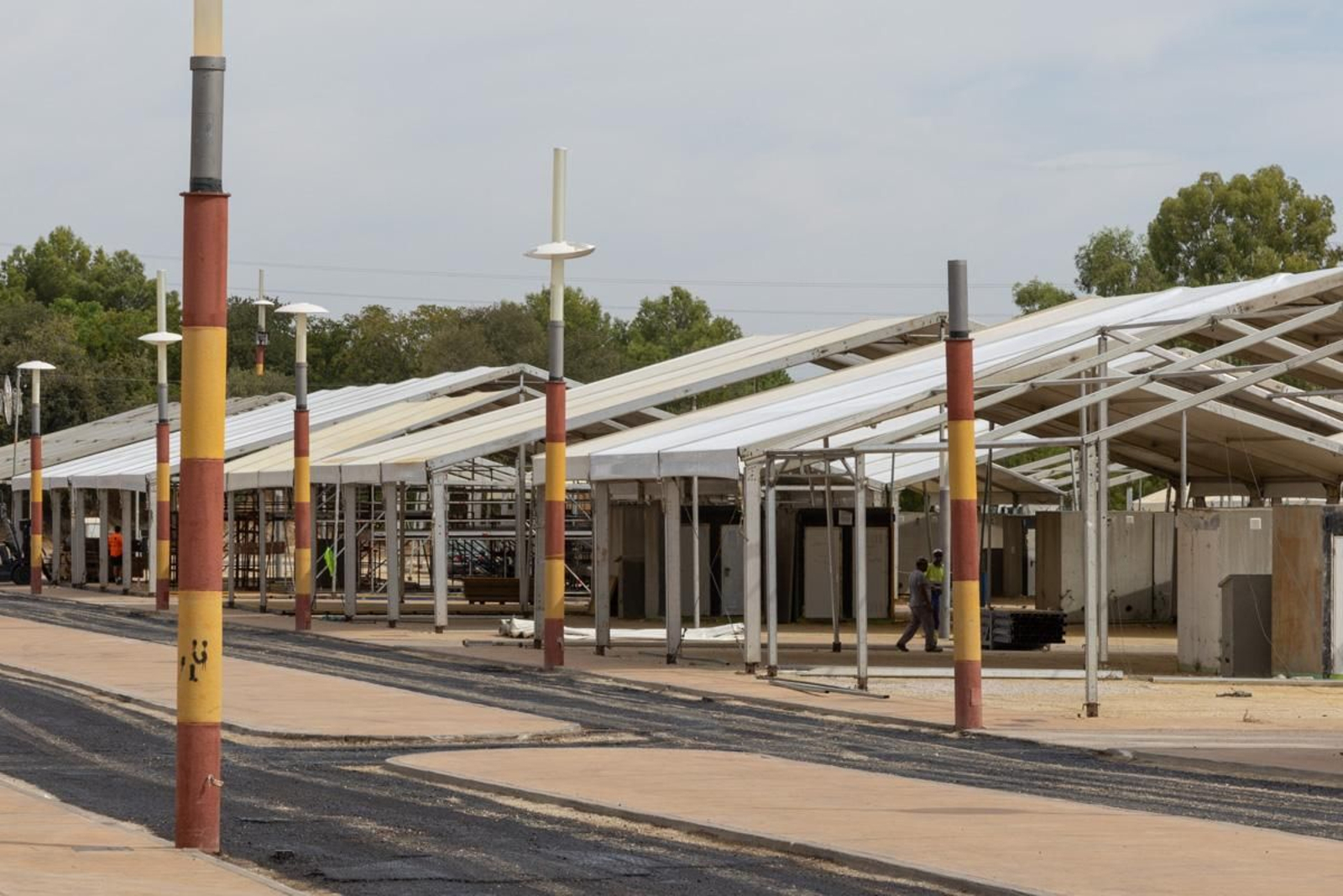 Montaje de casetas de la Feria de San Lucas, en imágenes