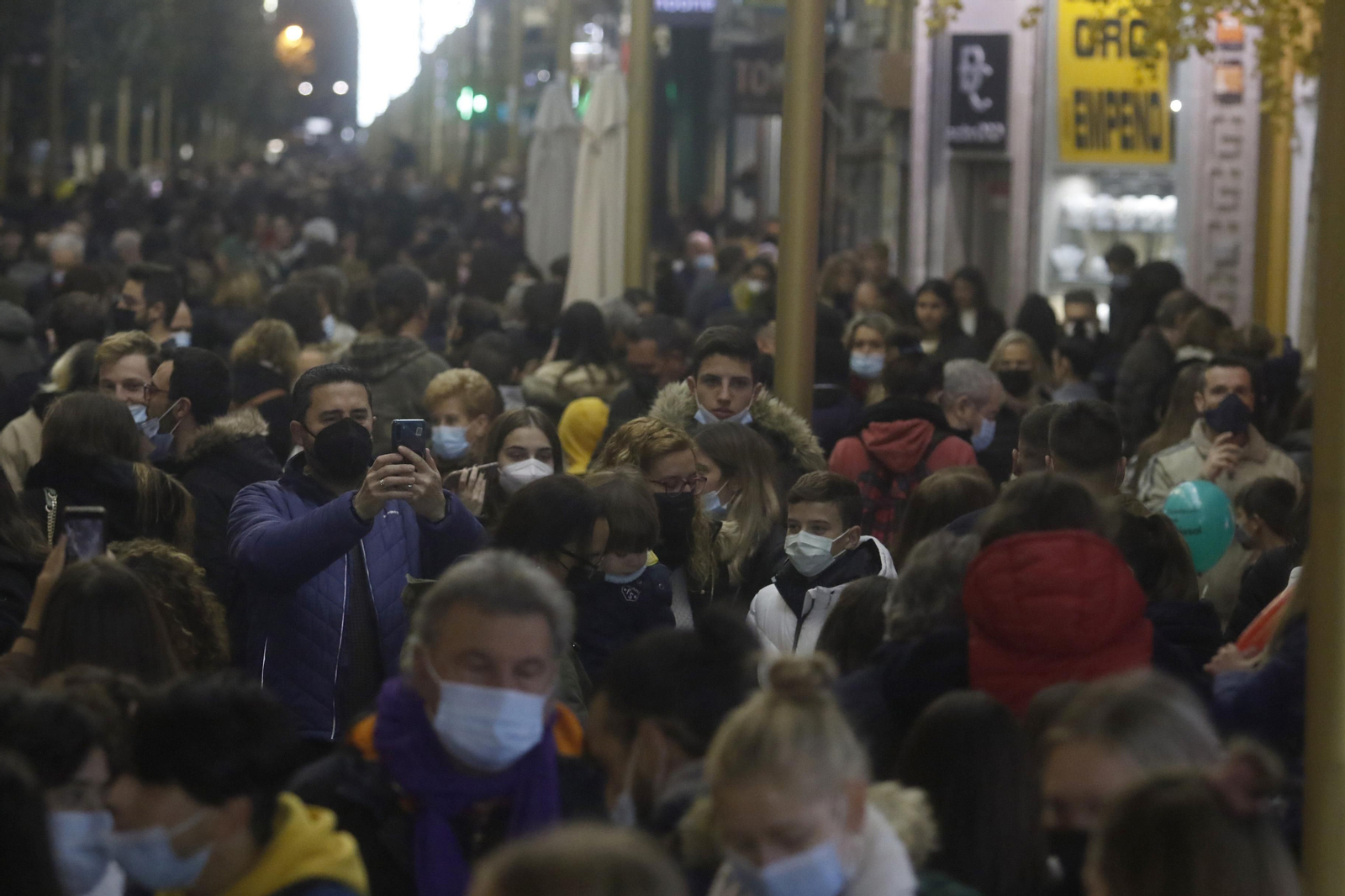 Numerosas personas en el alumbrado navideño de Cruz Conde.