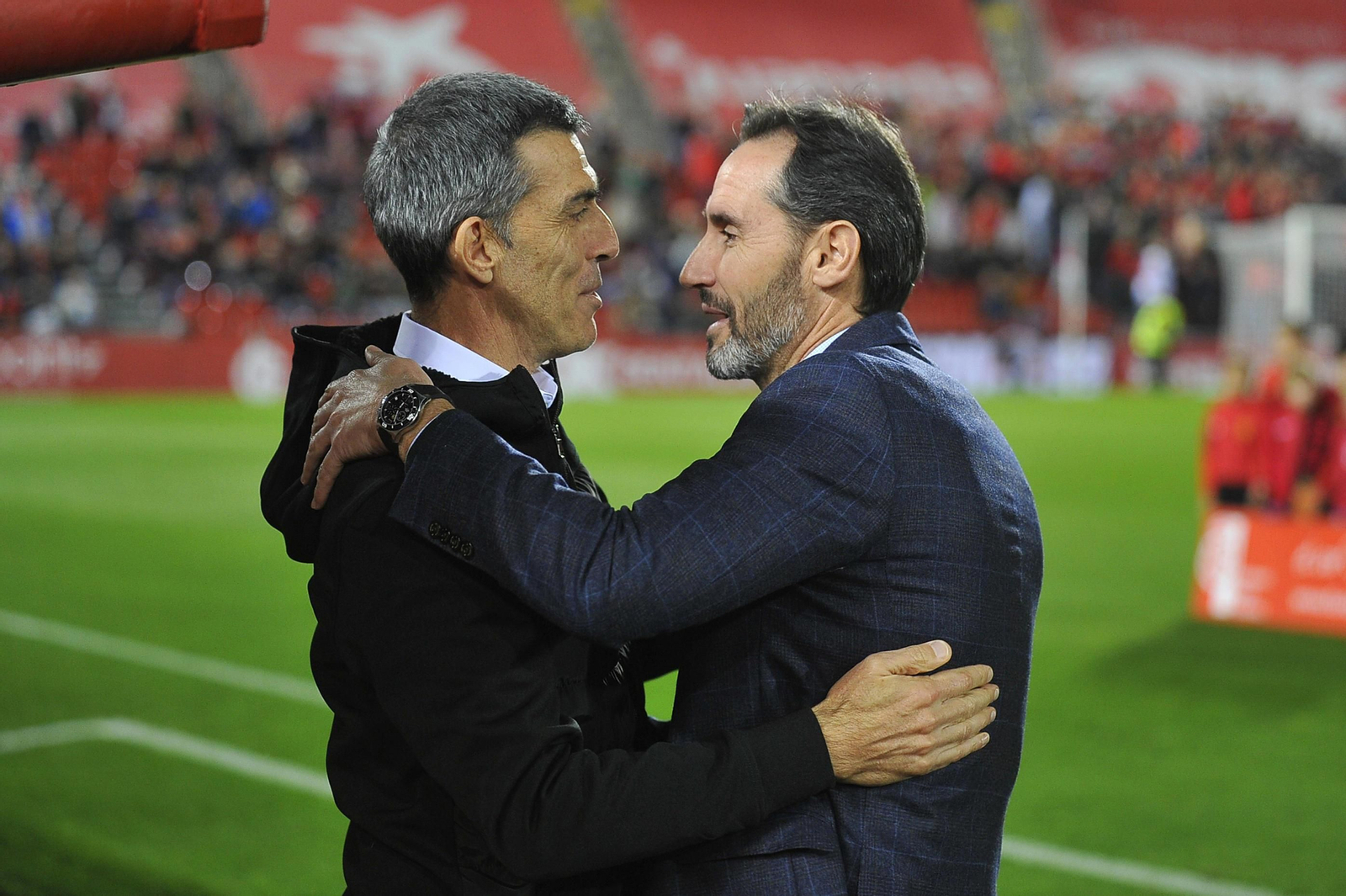 Juan Ramón Muñiz charla con Vicente Moreno antes del partido.